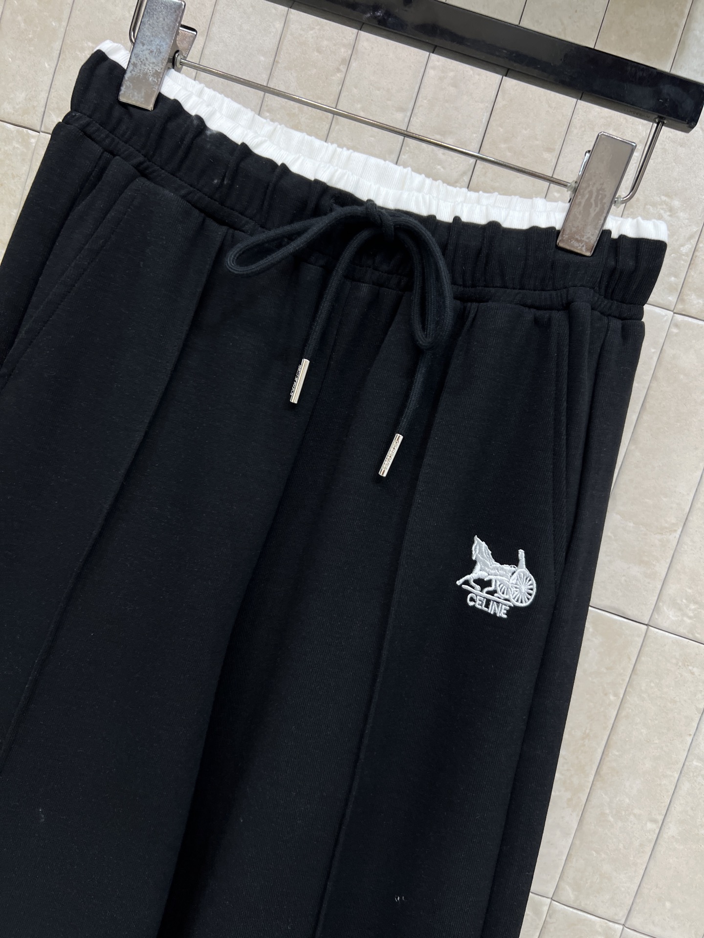 26春夏新款 美式刺绣运动裤 高腰宽松阔腿设计 垂感面料超显瘦 梨形身材友好！松紧腰+抽绳 舒适又实用 