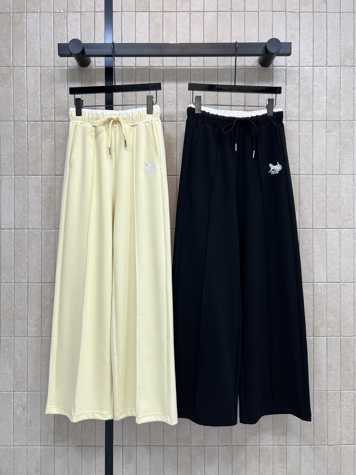 26春夏新款 美式刺绣运动裤 高腰宽松阔腿设计 垂感面料超显瘦 梨形身材友好！松紧腰+抽绳 舒适又实用 