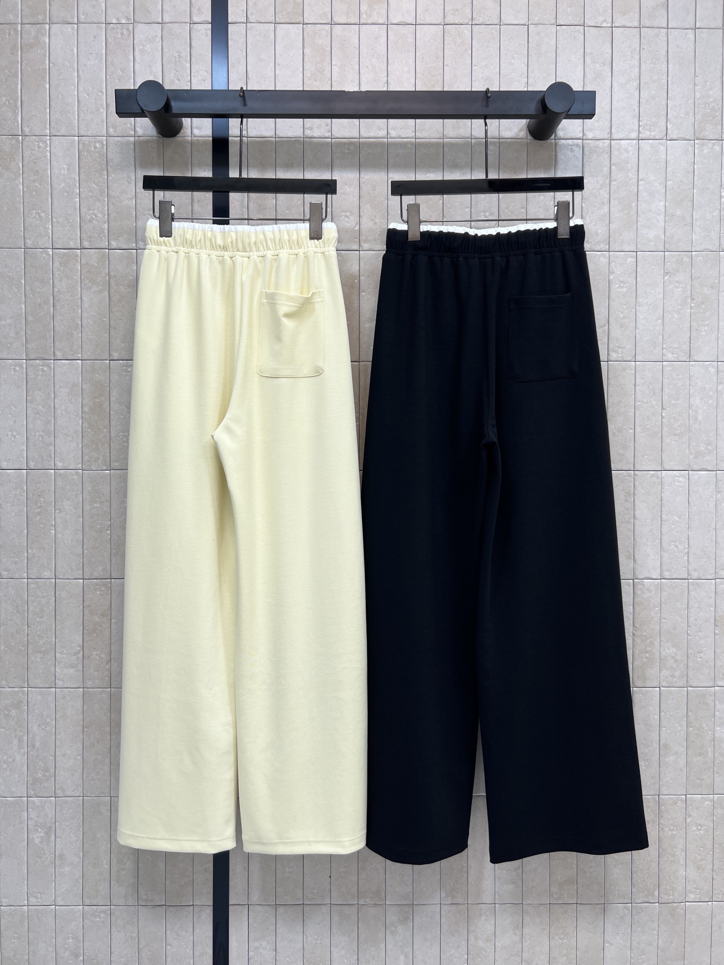 26春夏新款 美式刺绣运动裤 高腰宽松阔腿设计 垂感面料超显瘦 梨形身材友好！松紧腰+抽绳 舒适又实用 