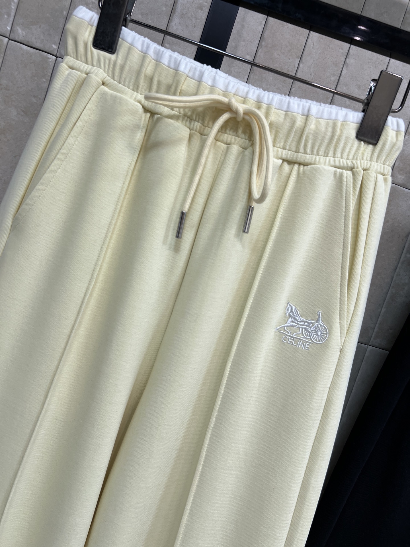 26春夏新款 美式刺绣运动裤 高腰宽松阔腿设计 垂感面料超显瘦 梨形身材友好！松紧腰+抽绳 舒适又实用 