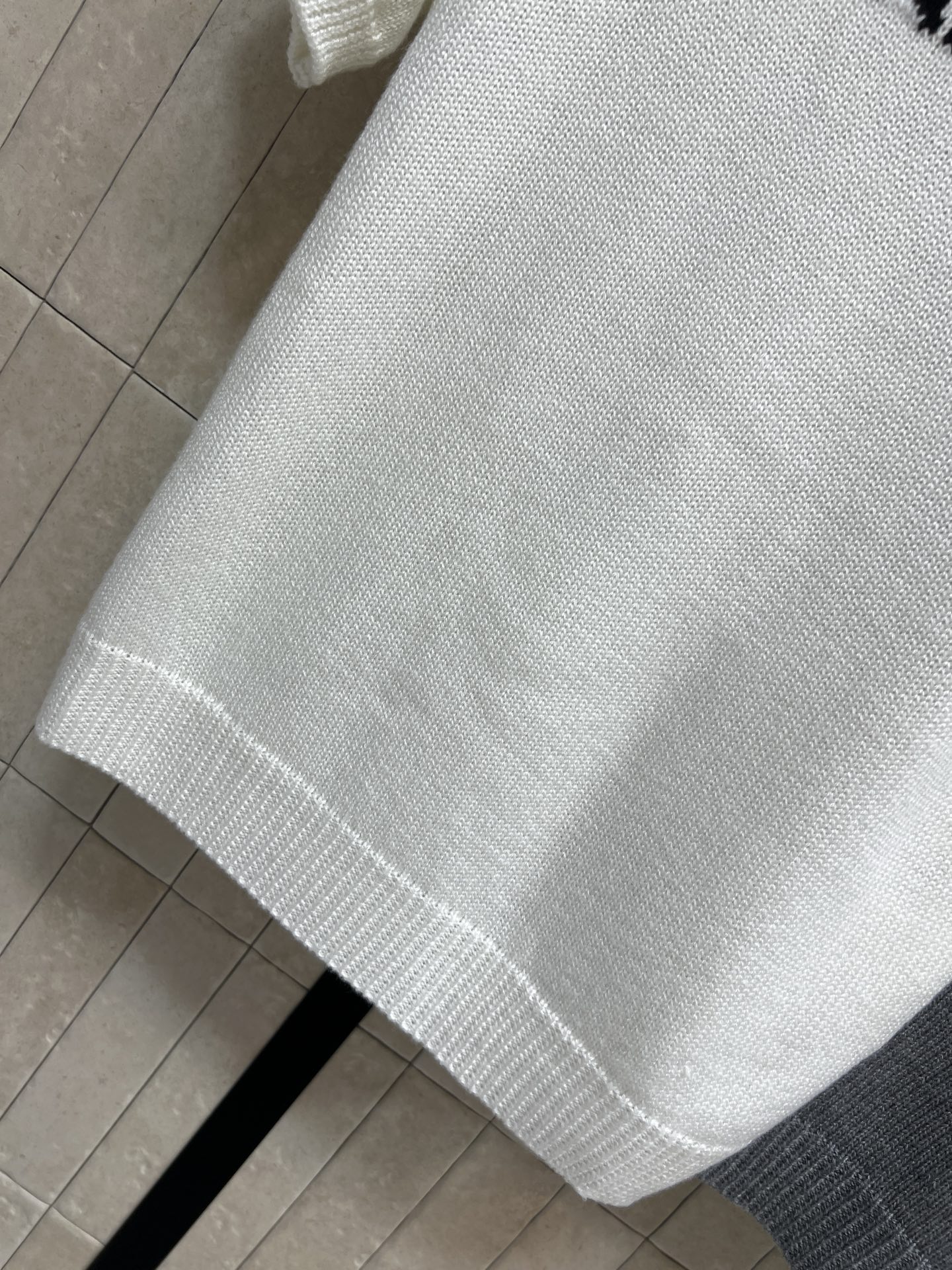 MIU家 26春夏新款 logo针织短袖 柔软针织面料 透气又舒适 春夏穿超合适！正面品牌字母设计 简约