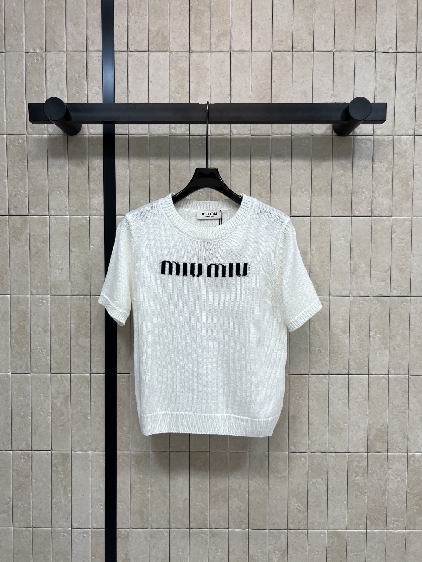 MIU家 26春夏新款 logo针织短袖 柔软针织面料 透气又舒适 春夏穿超合适！正面品牌字母设计 简约