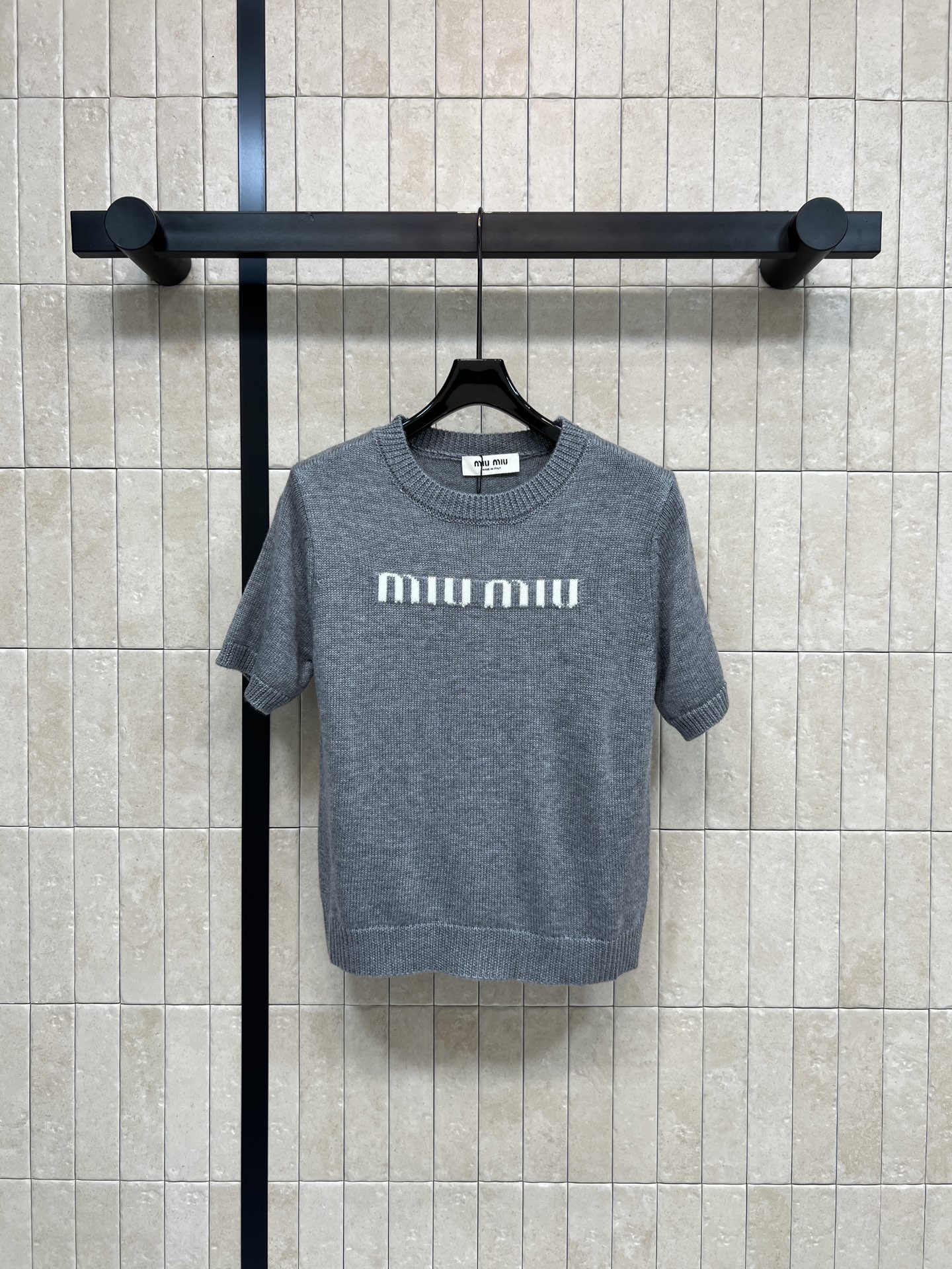 MIU家 26春夏新款 logo针织短袖 柔软针织面料 透气又舒适 春夏穿超合适！正面品牌字母设计 简约