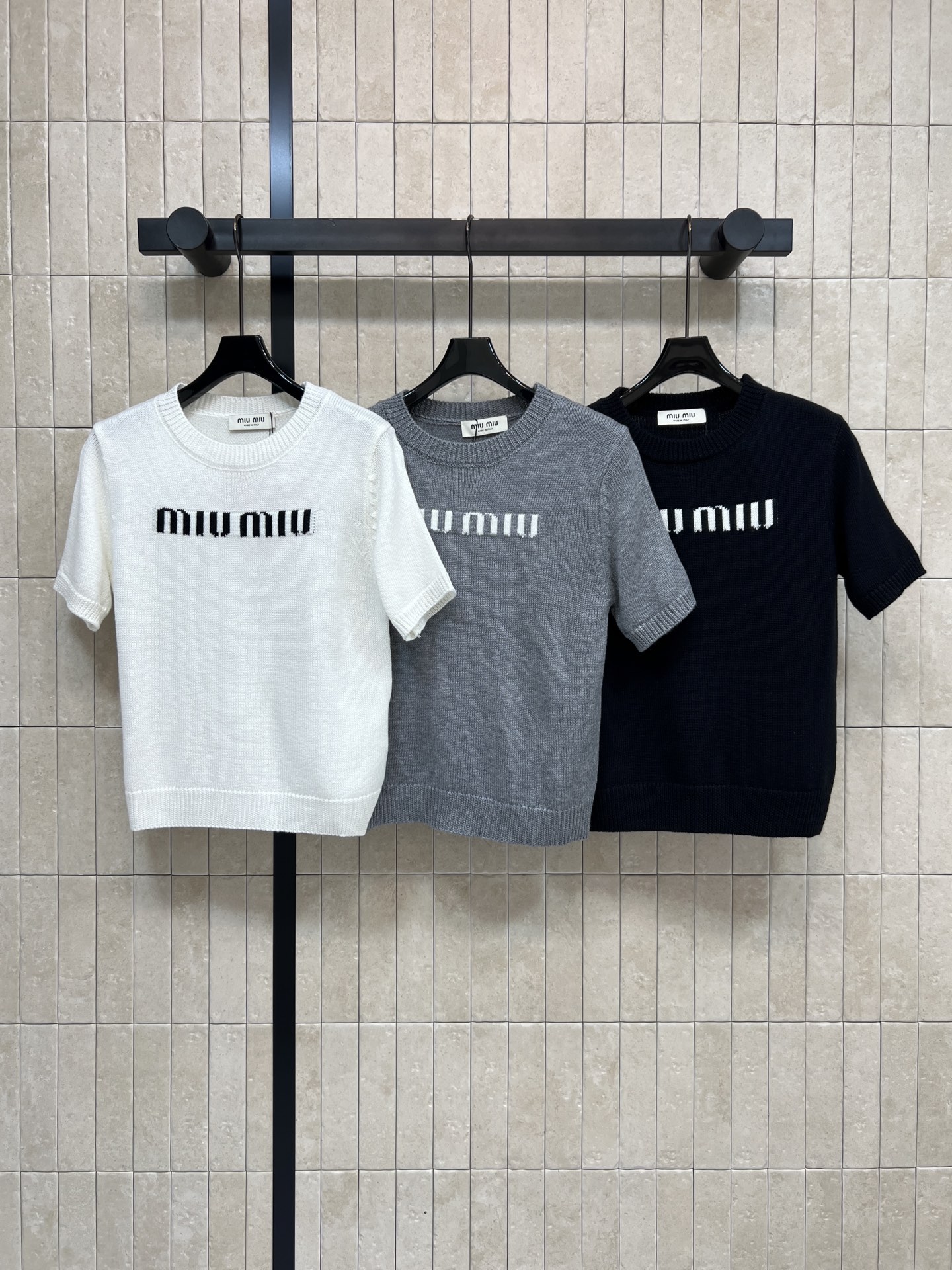 MIU家 26春夏新款 logo针织短袖 柔软针织面料 透气又舒适 春夏穿超合适！正面品牌字母设计 简约
