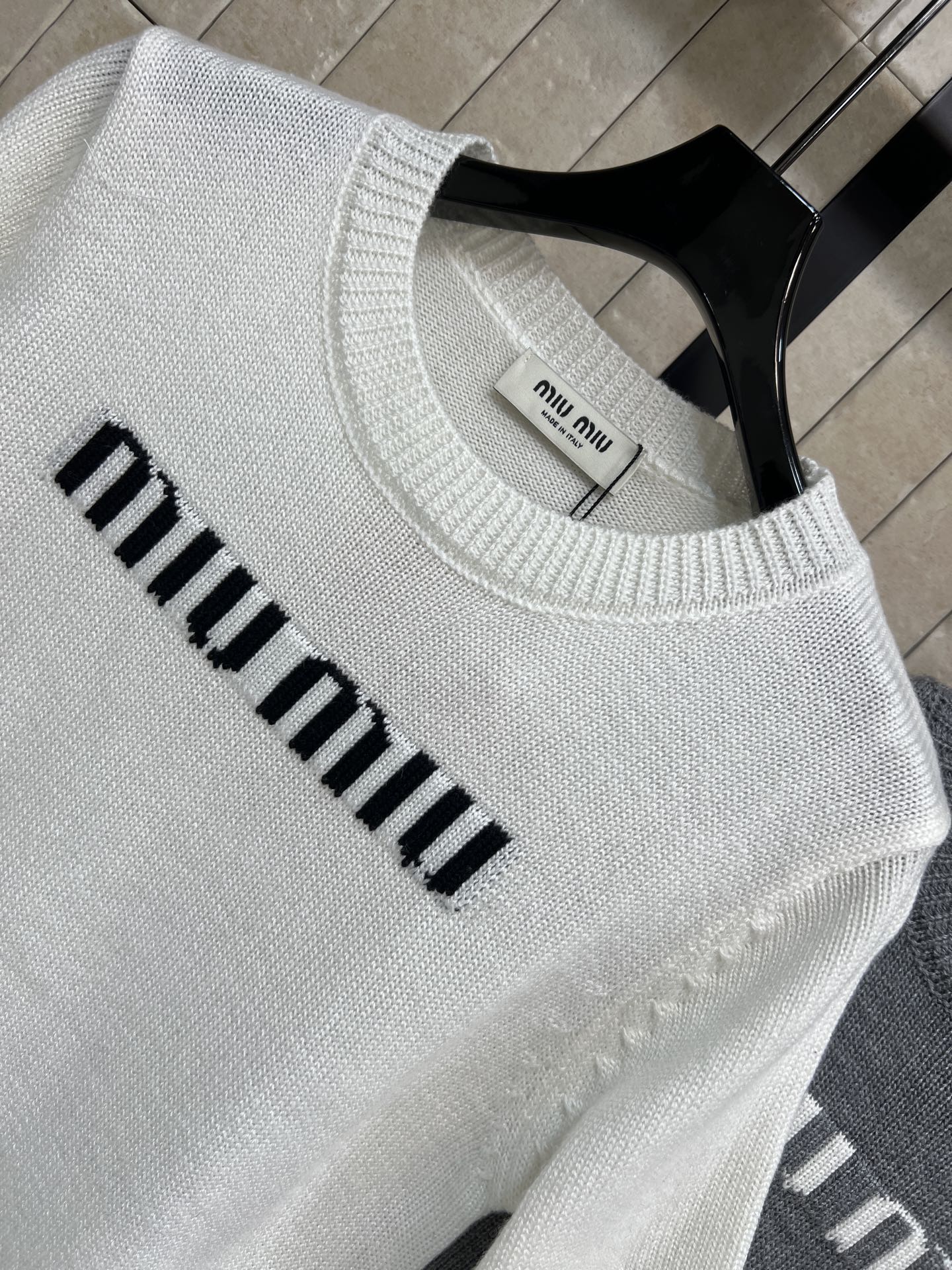 MIU家 26春夏新款 logo针织短袖 柔软针织面料 透气又舒适 春夏穿超合适！正面品牌字母设计 简约