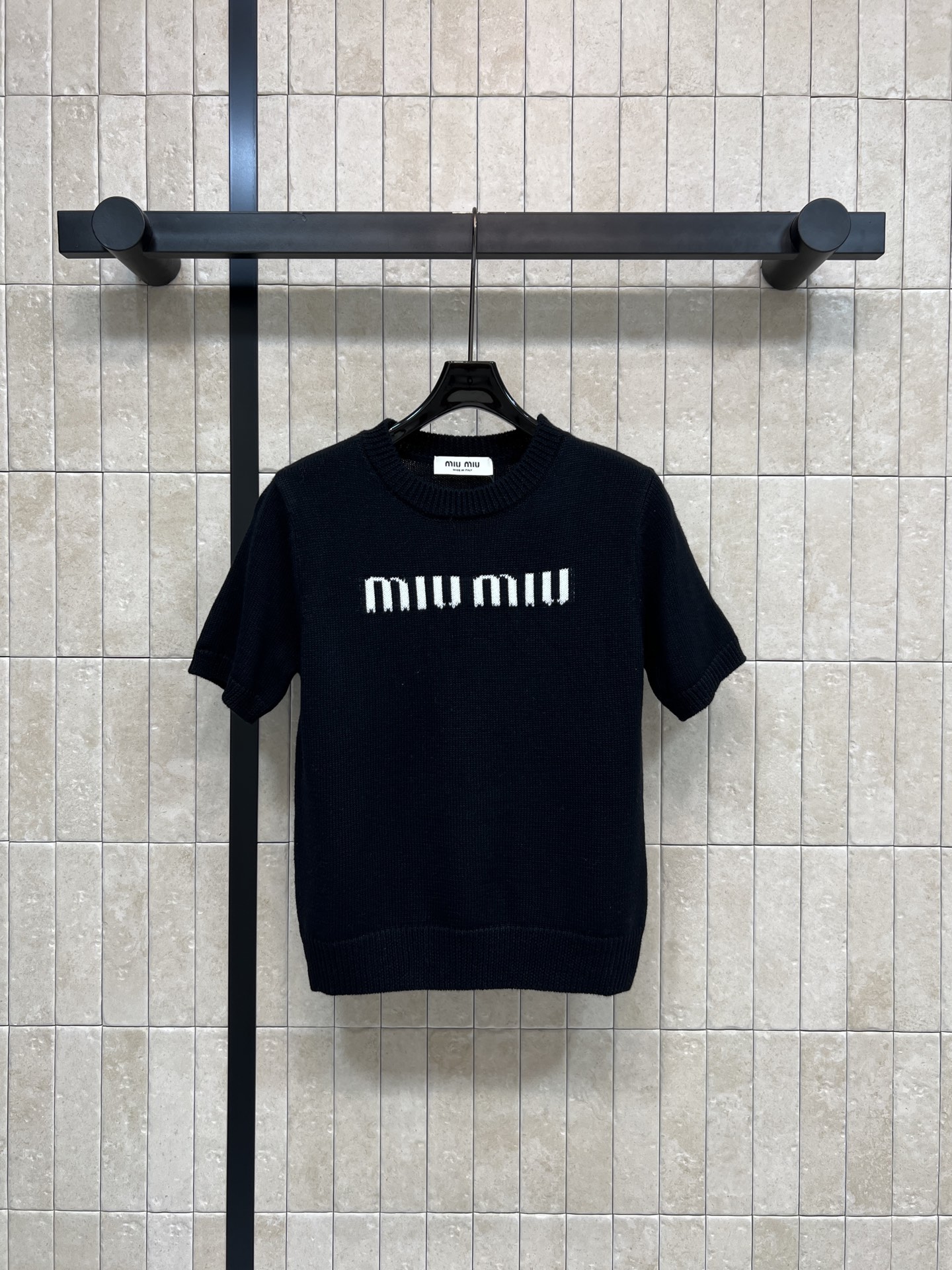 MIU家 26春夏新款 logo针织短袖 柔软针织面料 透气又舒适 春夏穿超合适！正面品牌字母设计 简约