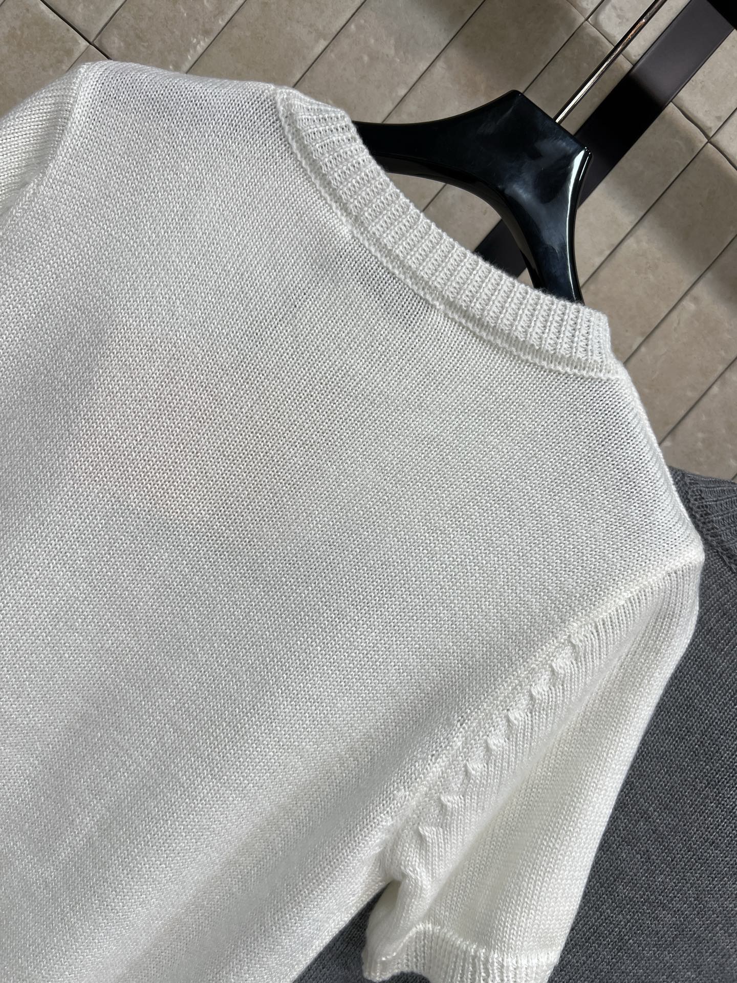 MIU家 26春夏新款 logo针织短袖 柔软针织面料 透气又舒适 春夏穿超合适！正面品牌字母设计 简约