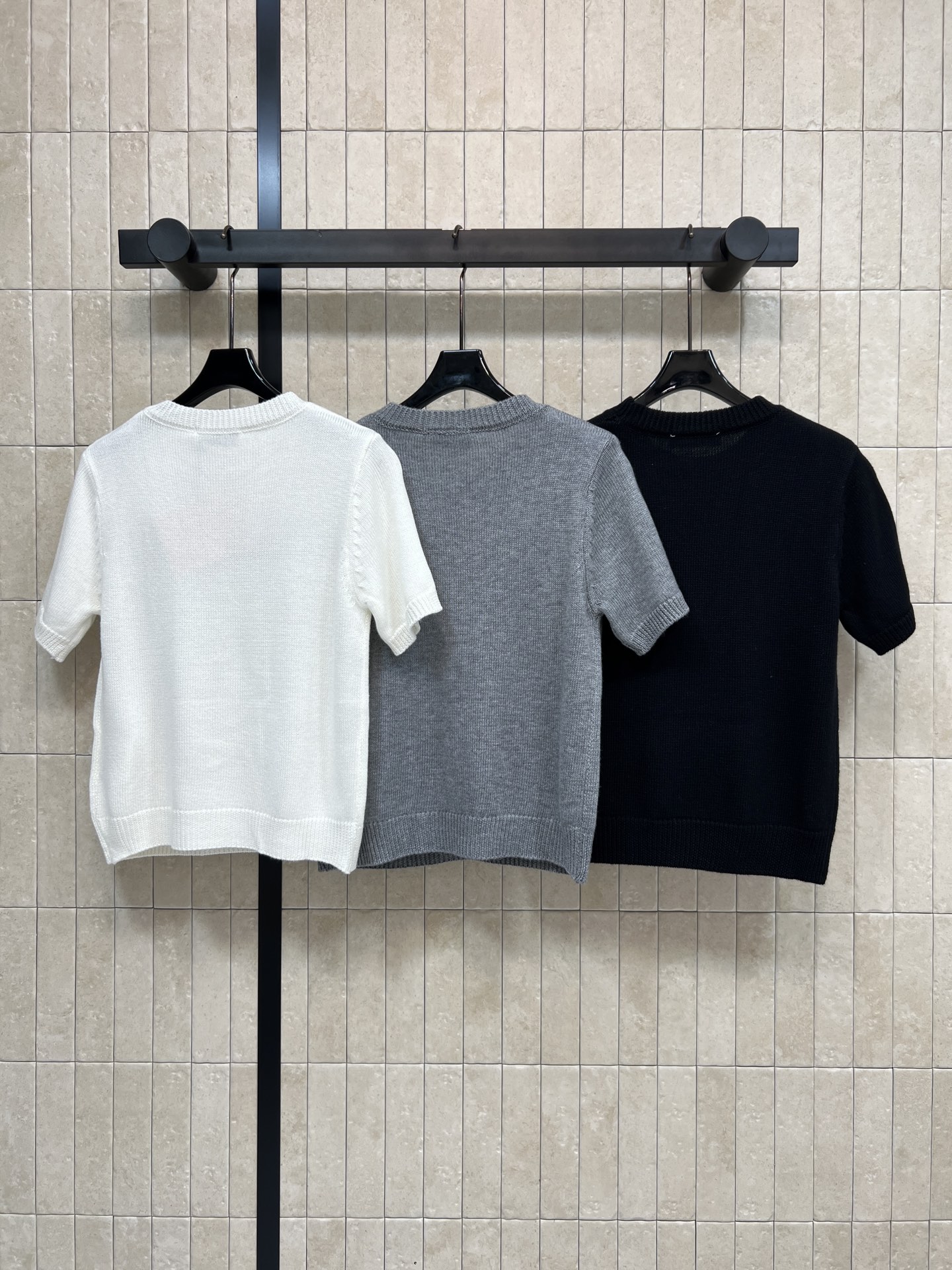 MIU家 26春夏新款 logo针织短袖 柔软针织面料 透气又舒适 春夏穿超合适！正面品牌字母设计 简约