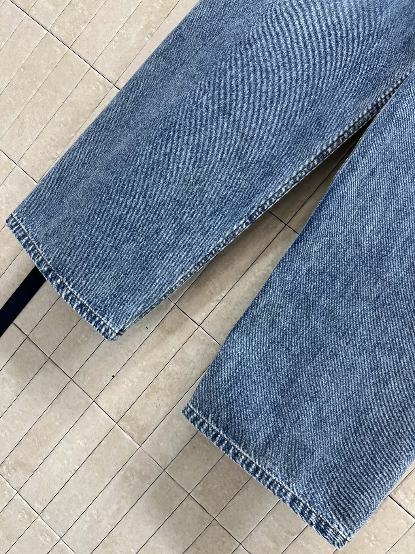 L家 26春夏新款 镂空刺绣牛仔裤 经典蓝色水洗面料 高腰直筒设计 修饰腿型超显瘦！左侧裤腿镂空立体老花