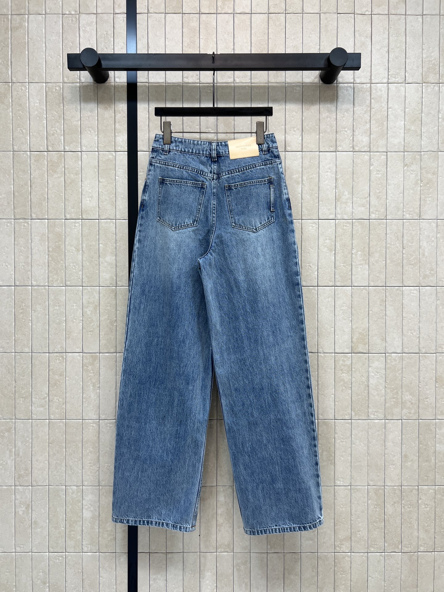 L家 26春夏新款 镂空刺绣牛仔裤 经典蓝色水洗面料 高腰直筒设计 修饰腿型超显瘦！左侧裤腿镂空立体老花