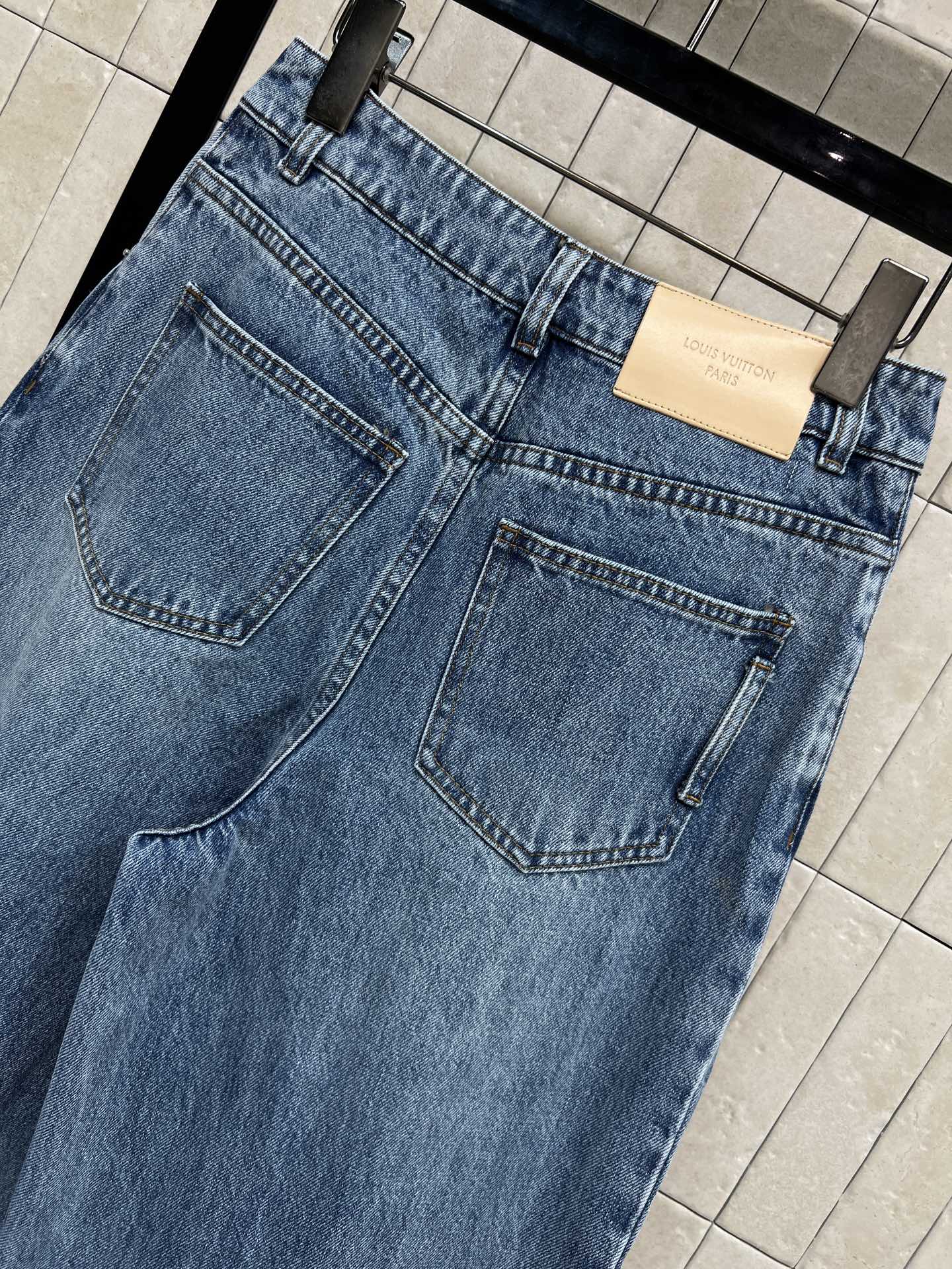 L家 26春夏新款 镂空刺绣牛仔裤 经典蓝色水洗面料 高腰直筒设计 修饰腿型超显瘦！左侧裤腿镂空立体老花