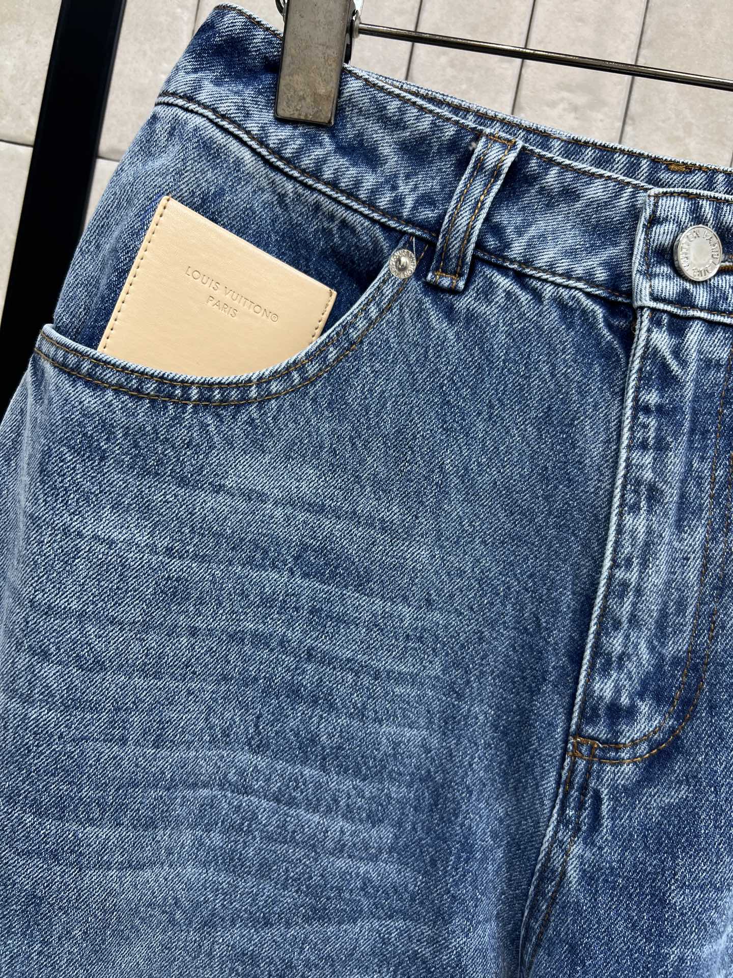 L家 26春夏新款 镂空刺绣牛仔裤 经典蓝色水洗面料 高腰直筒设计 修饰腿型超显瘦！左侧裤腿镂空立体老花