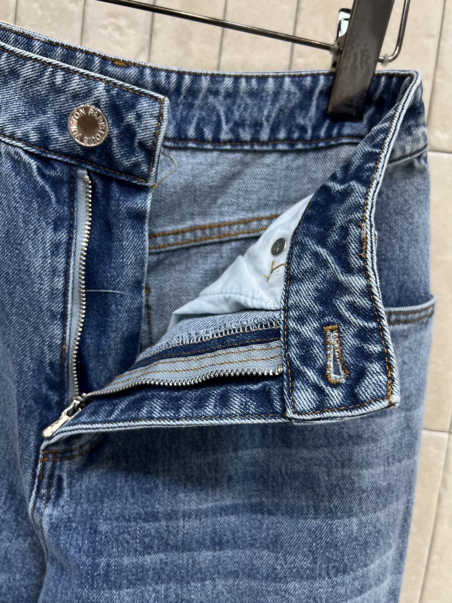 L家 26春夏新款 镂空刺绣牛仔裤 经典蓝色水洗面料 高腰直筒设计 修饰腿型超显瘦！左侧裤腿镂空立体老花