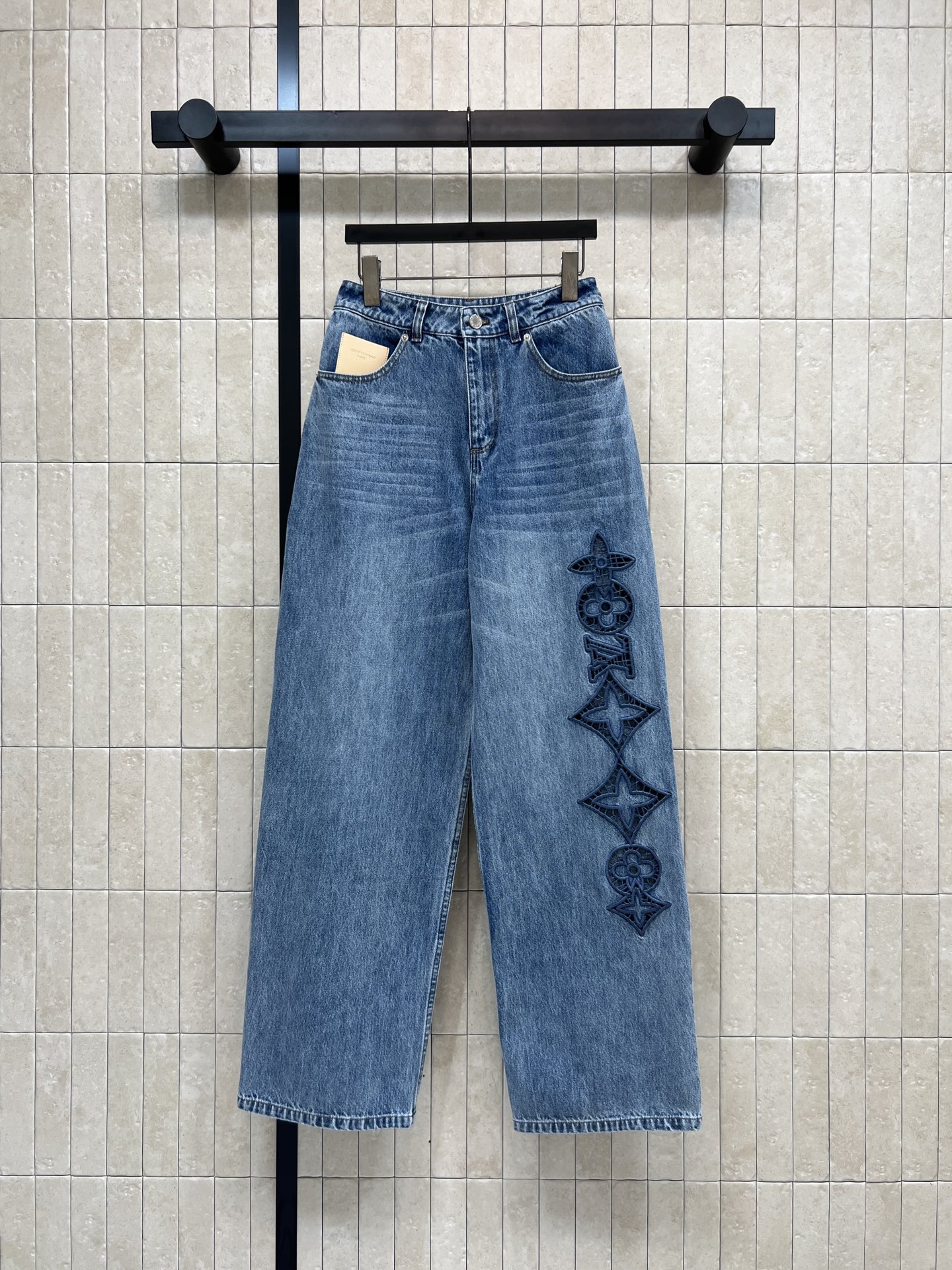 L家 26春夏新款 镂空刺绣牛仔裤 经典蓝色水洗面料 高腰直筒设计 修饰腿型超显瘦！左侧裤腿镂空立体老花