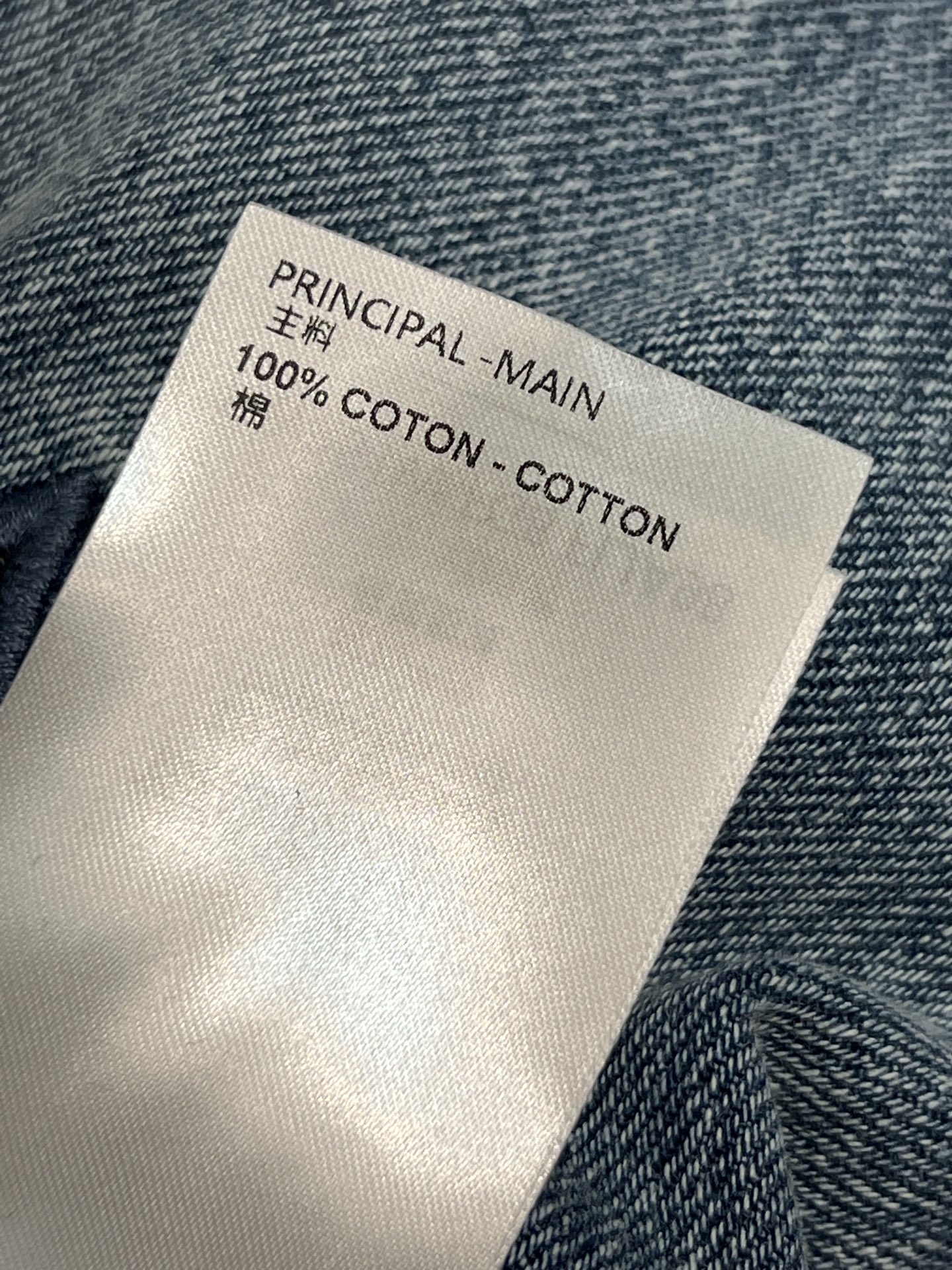 L家 26春夏新款 镂空刺绣牛仔裤 经典蓝色水洗面料 高腰直筒设计 修饰腿型超显瘦！左侧裤腿镂空立体老花