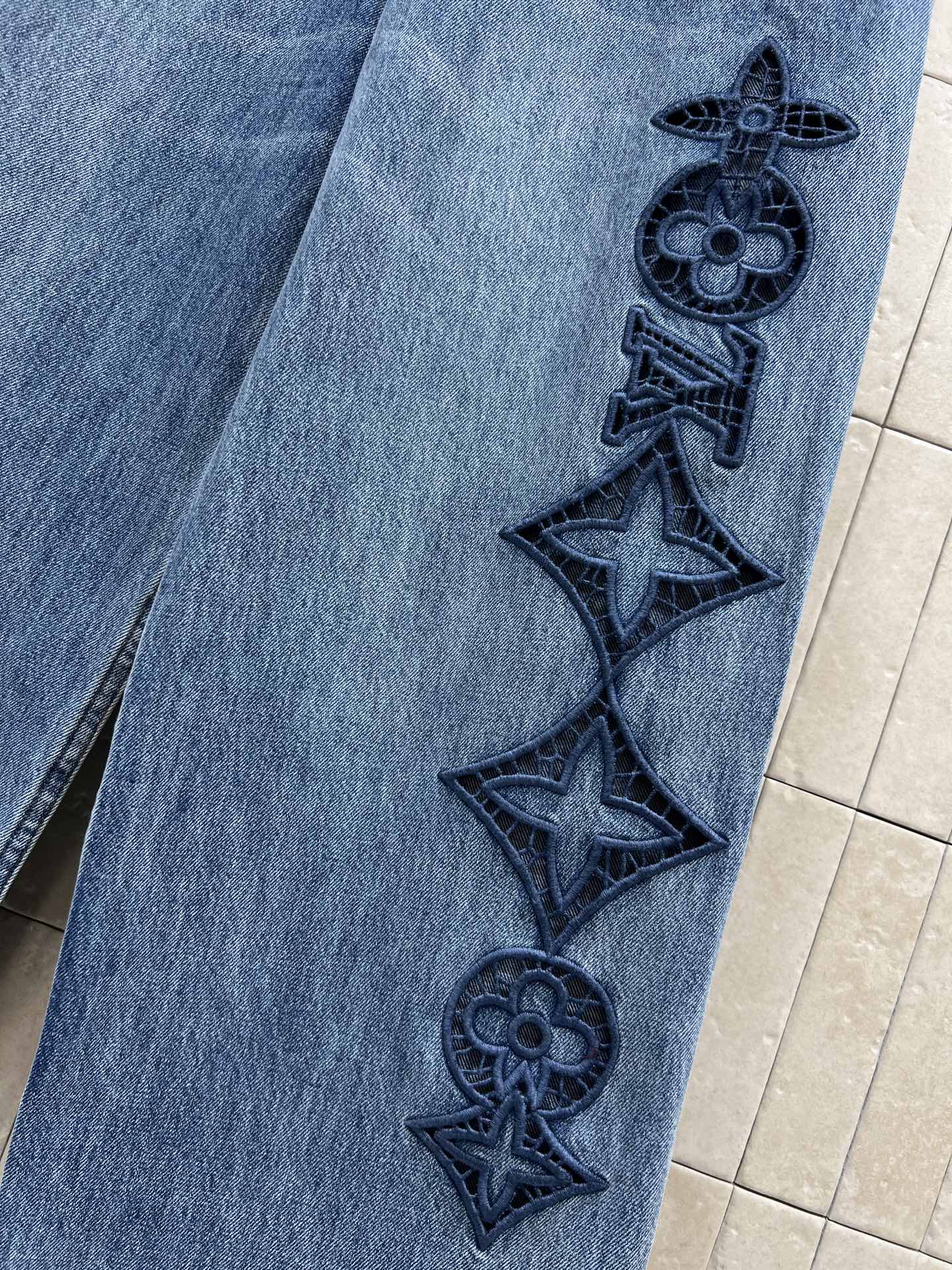 L家 26春夏新款 镂空刺绣牛仔裤 经典蓝色水洗面料 高腰直筒设计 修饰腿型超显瘦！左侧裤腿镂空立体老花