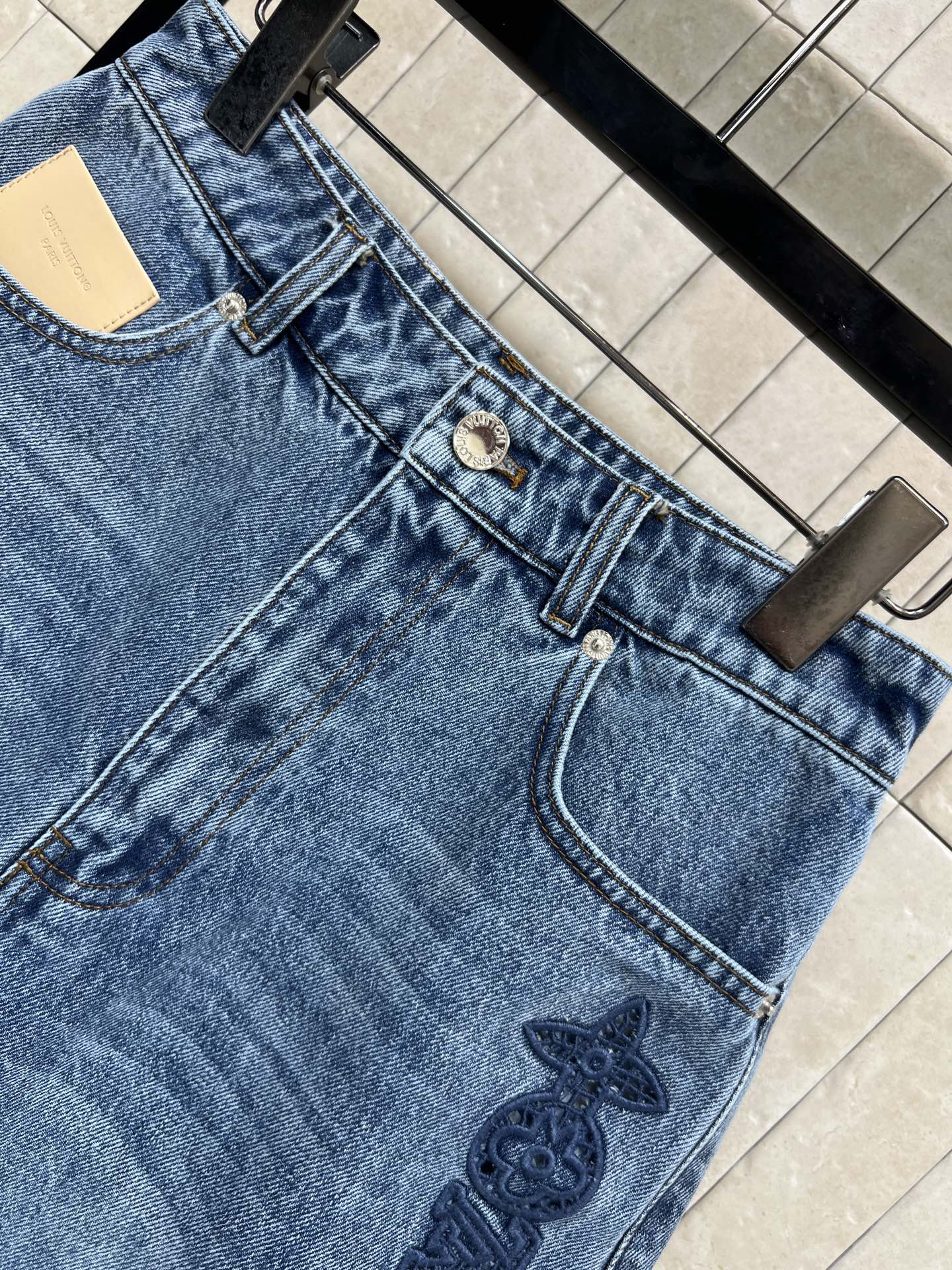 L家 26春夏新款 镂空刺绣牛仔短裤 经典蓝色牛仔布 耐磨又透气 日常穿搭超合适！正面纽扣开合 侧边镂空