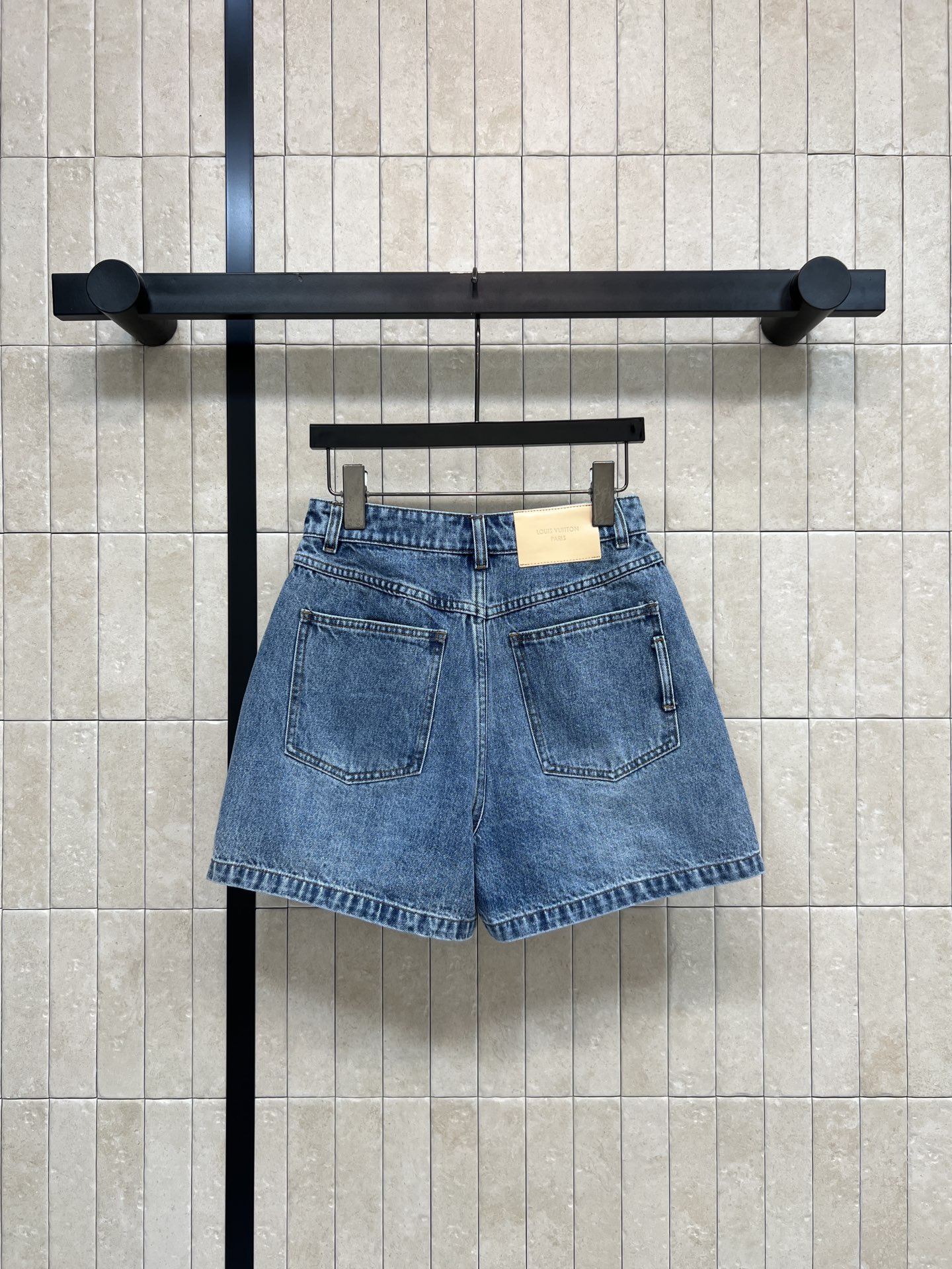 L家 26春夏新款 镂空刺绣牛仔短裤 经典蓝色牛仔布 耐磨又透气 日常穿搭超合适！正面纽扣开合 侧边镂空