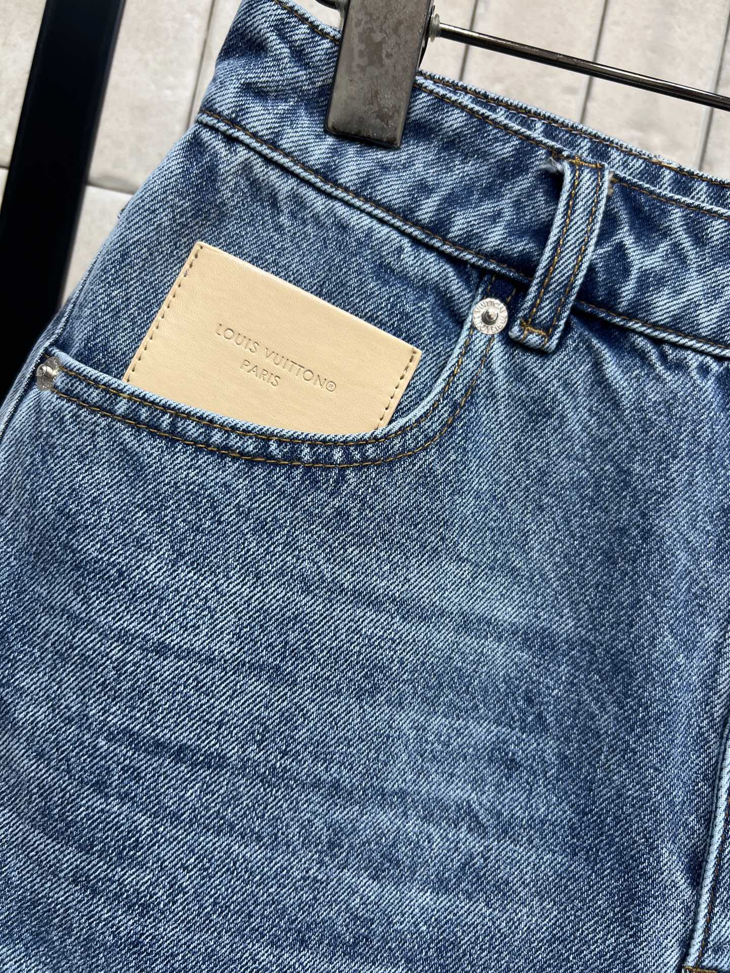 L家 26春夏新款 镂空刺绣牛仔短裤 经典蓝色牛仔布 耐磨又透气 日常穿搭超合适！正面纽扣开合 侧边镂空