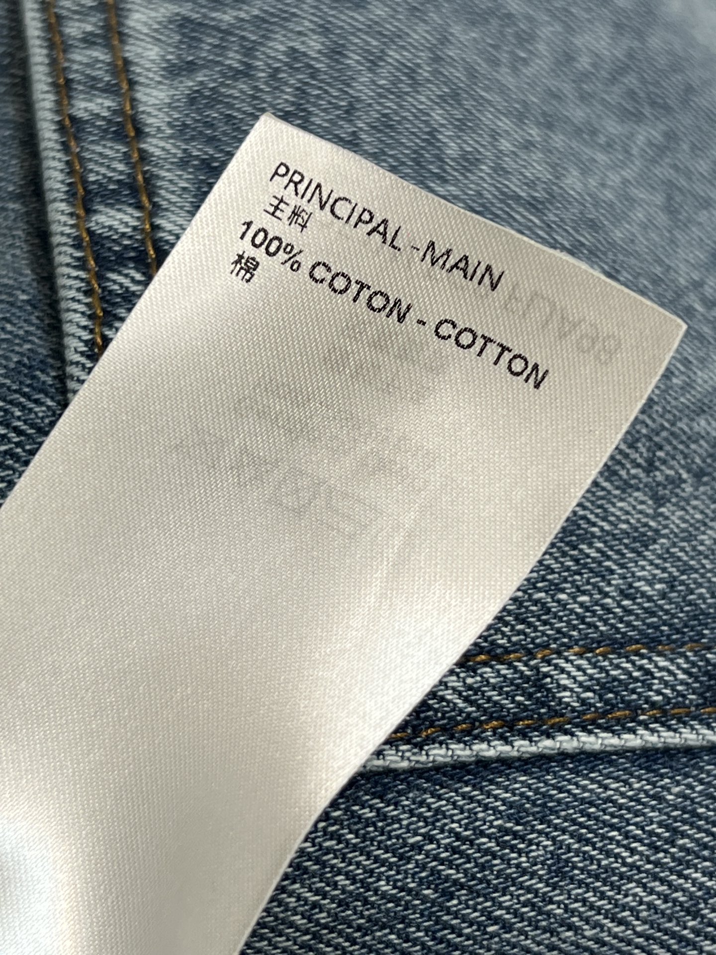 L家 26春夏新款 镂空刺绣牛仔短裤 经典蓝色牛仔布 耐磨又透气 日常穿搭超合适！正面纽扣开合 侧边镂空