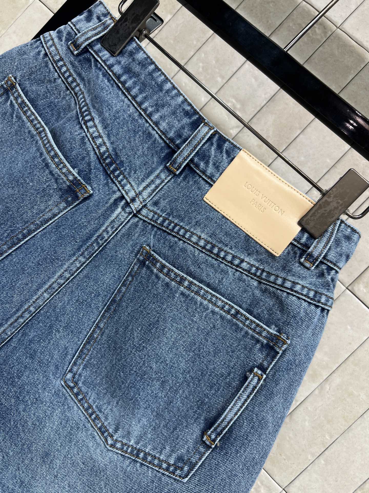 L家 26春夏新款 镂空刺绣牛仔短裤 经典蓝色牛仔布 耐磨又透气 日常穿搭超合适！正面纽扣开合 侧边镂空