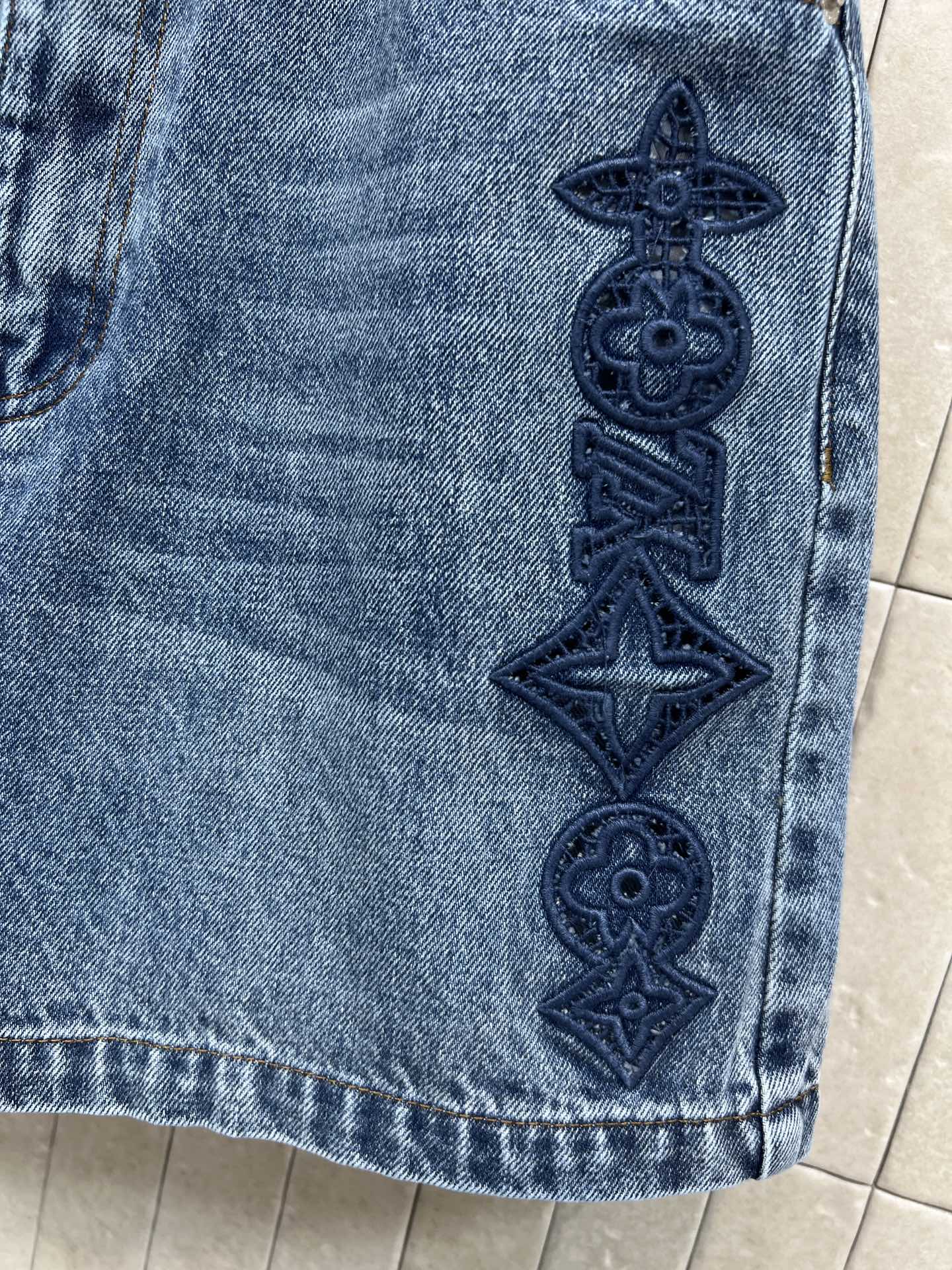 L家 26春夏新款 镂空刺绣牛仔短裤 经典蓝色牛仔布 耐磨又透气 日常穿搭超合适！正面纽扣开合 侧边镂空