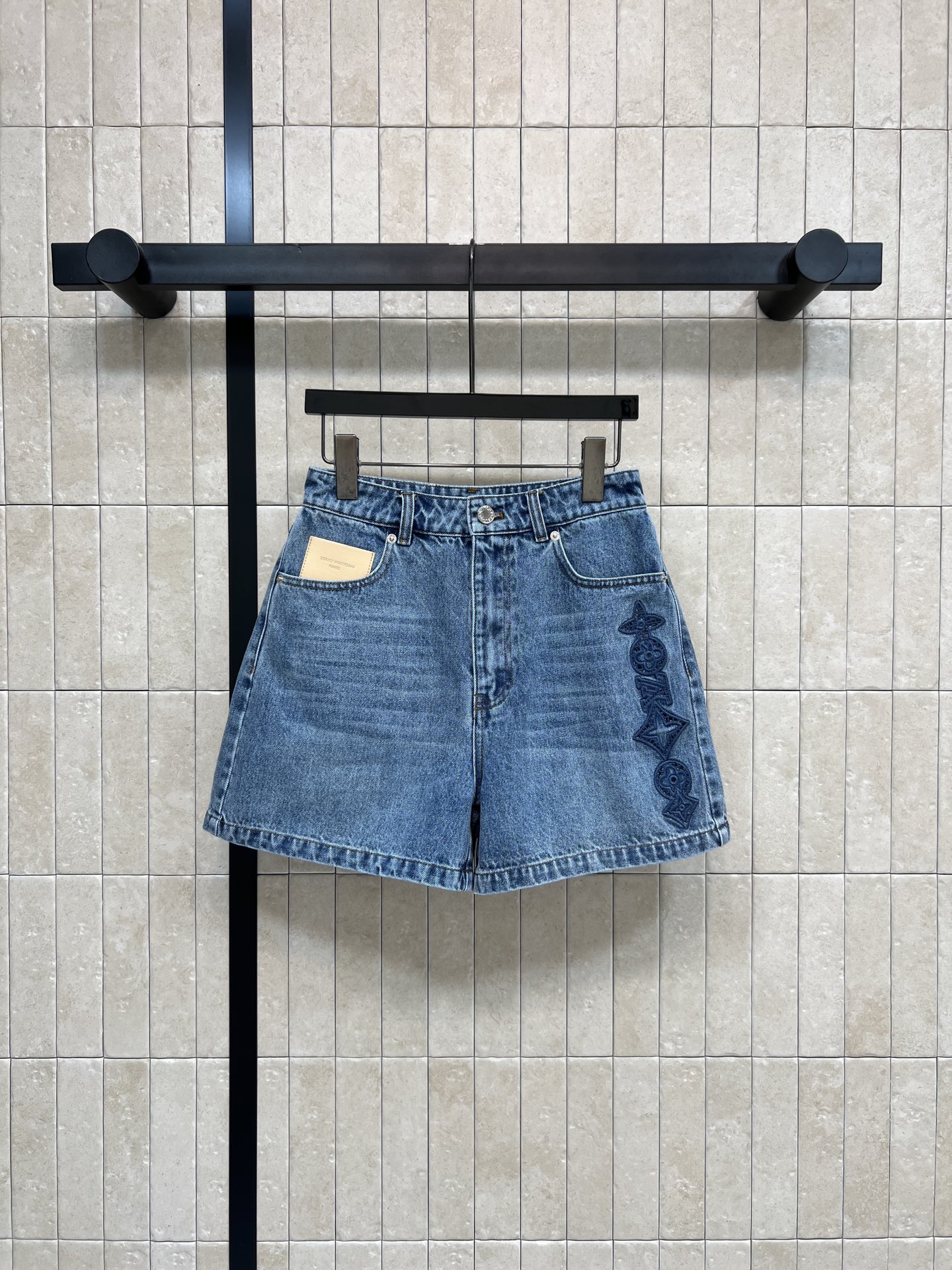 L家 26春夏新款 镂空刺绣牛仔短裤 经典蓝色牛仔布 耐磨又透气 日常穿搭超合适！正面纽扣开合 侧边镂空