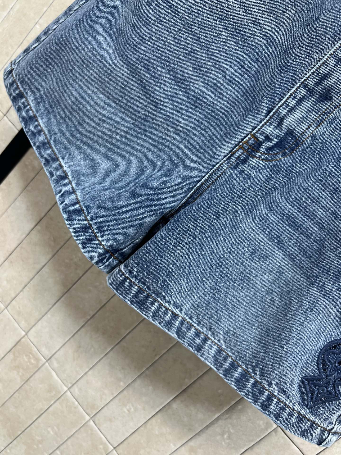 L家 26春夏新款 镂空刺绣牛仔短裤 经典蓝色牛仔布 耐磨又透气 日常穿搭超合适！正面纽扣开合 侧边镂空