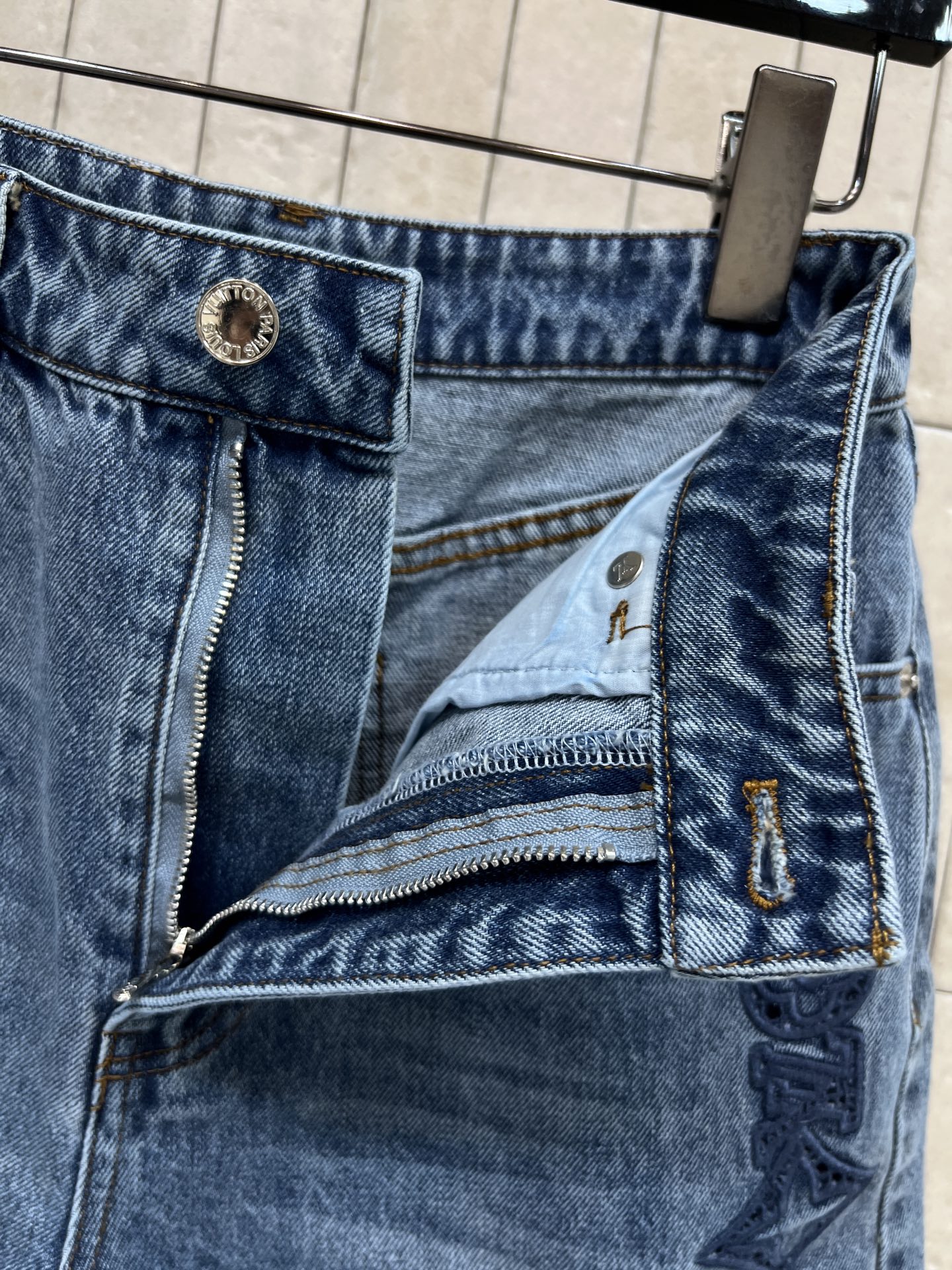 L家 26春夏新款 镂空刺绣牛仔短裤 经典蓝色牛仔布 耐磨又透气 日常穿搭超合适！正面纽扣开合 侧边镂空