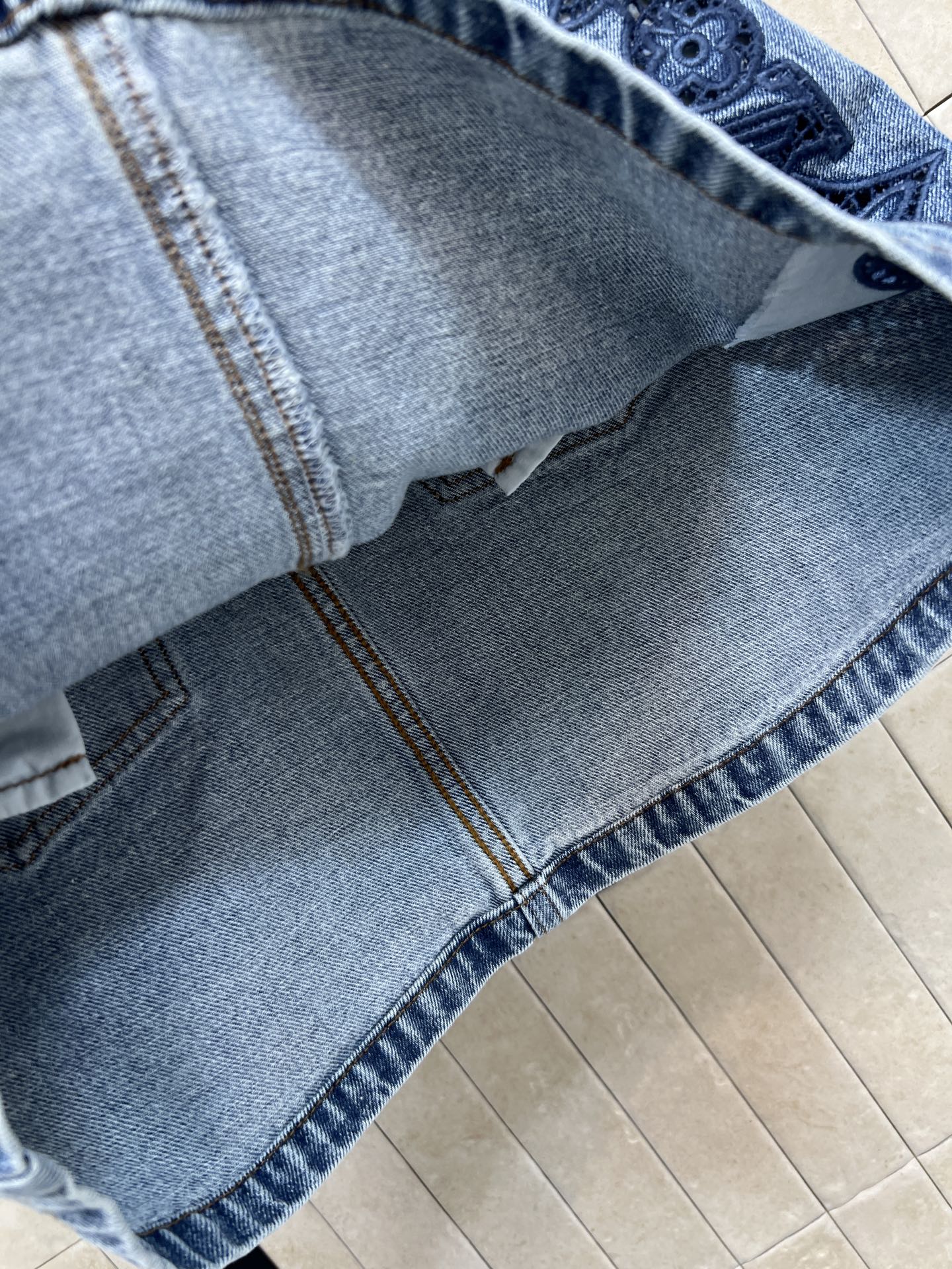 L家 26春夏新款 镂空刺绣牛仔短裙 复古水洗工艺 满满美式复古感！高腰A字版型 显瘦又修饰腰线 右侧镂