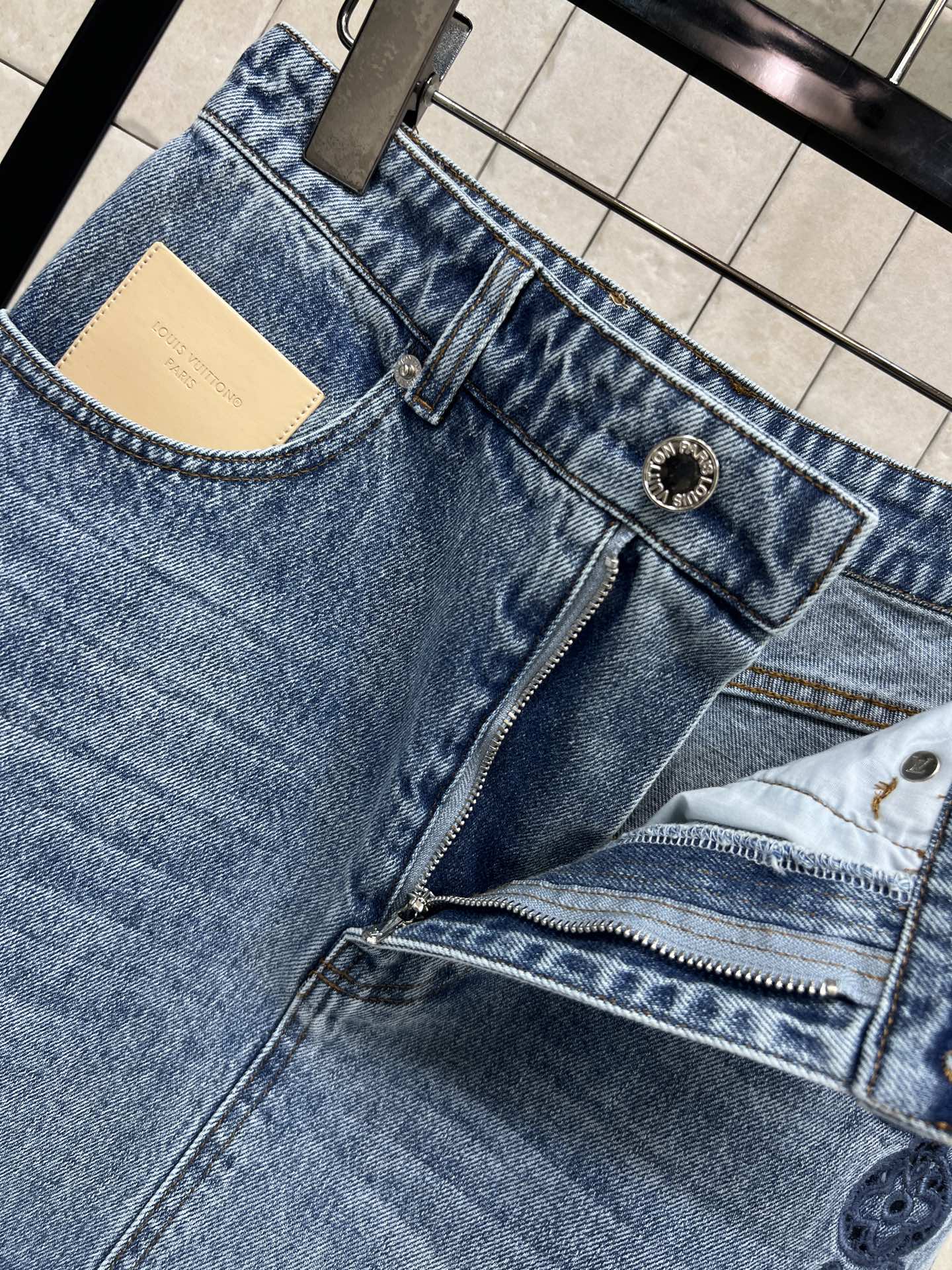 L家 26春夏新款 镂空刺绣牛仔短裙 复古水洗工艺 满满美式复古感！高腰A字版型 显瘦又修饰腰线 右侧镂