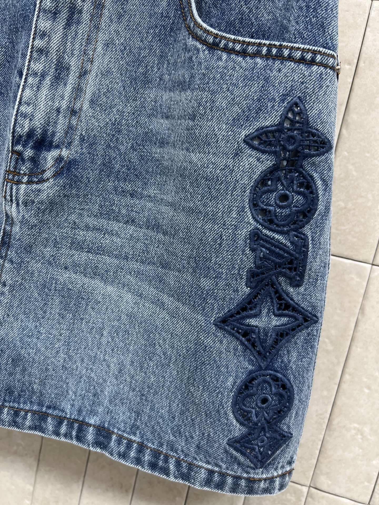 L家 26春夏新款 镂空刺绣牛仔短裙 复古水洗工艺 满满美式复古感！高腰A字版型 显瘦又修饰腰线 右侧镂