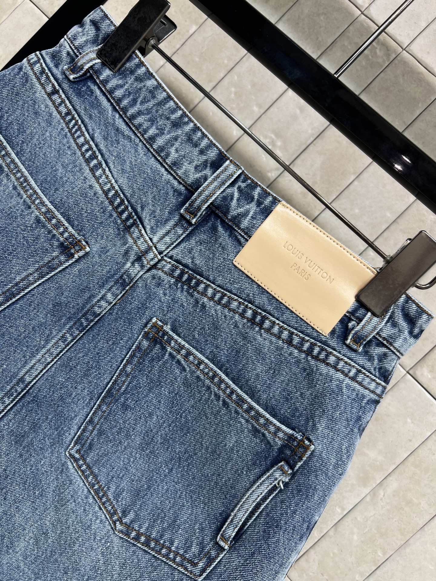 L家 26春夏新款 镂空刺绣牛仔短裙 复古水洗工艺 满满美式复古感！高腰A字版型 显瘦又修饰腰线 右侧镂