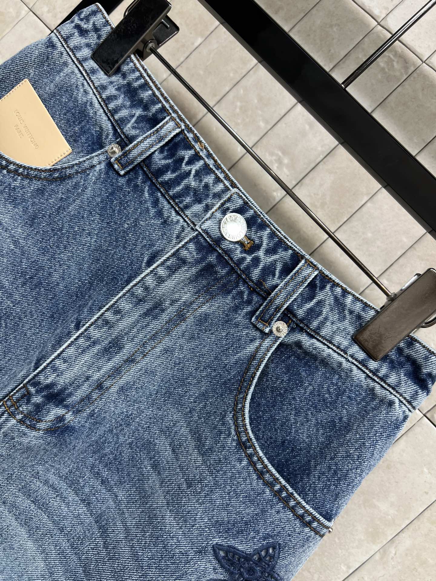 L家 26春夏新款 镂空刺绣牛仔短裙 复古水洗工艺 满满美式复古感！高腰A字版型 显瘦又修饰腰线 右侧镂