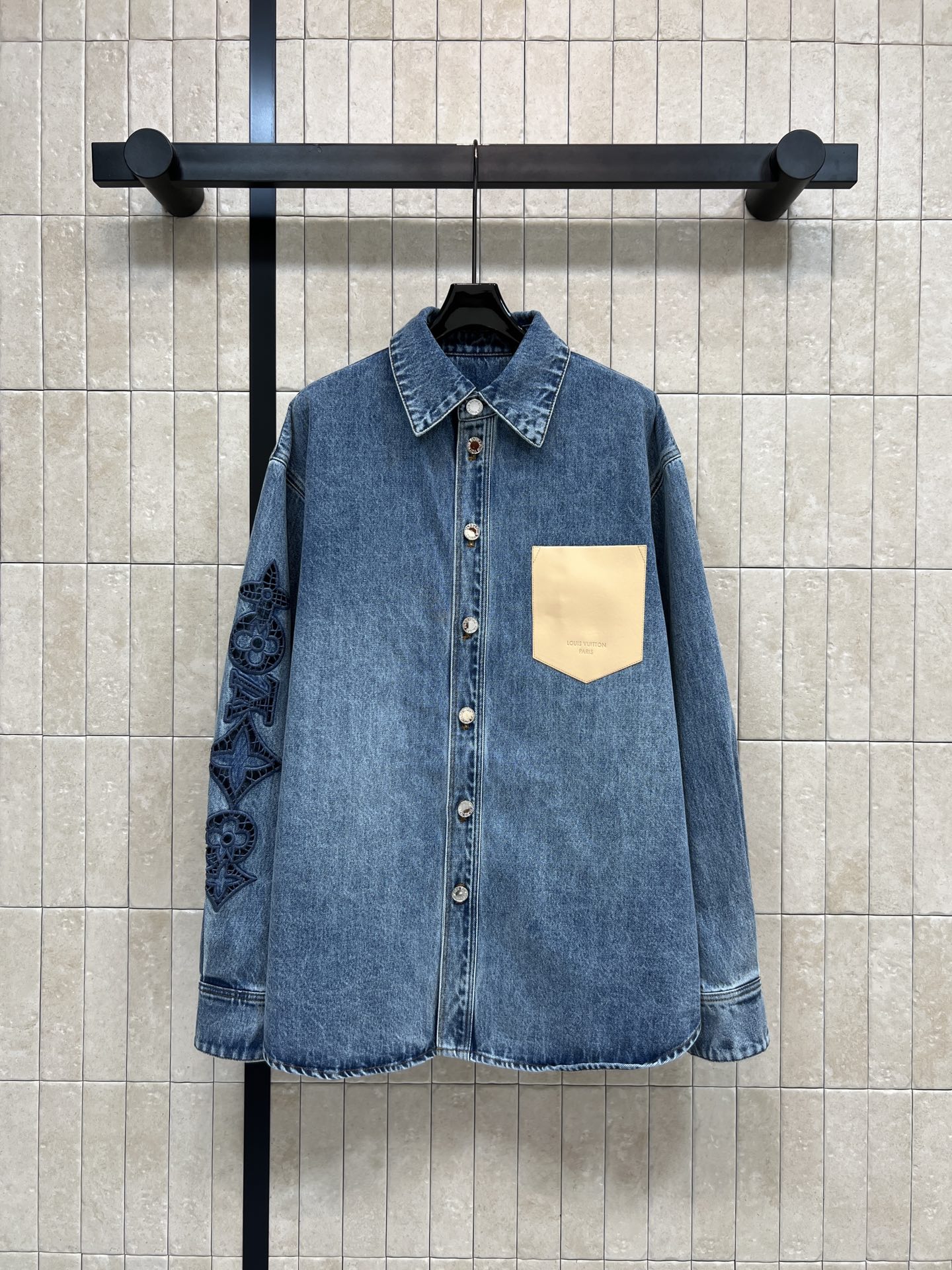 L家 26春夏新款 镂空刺绣牛仔衬衫 经典蓝色水洗面料 柔软舒适 日常穿搭超友好！袖身镂空立体老花刺绣 