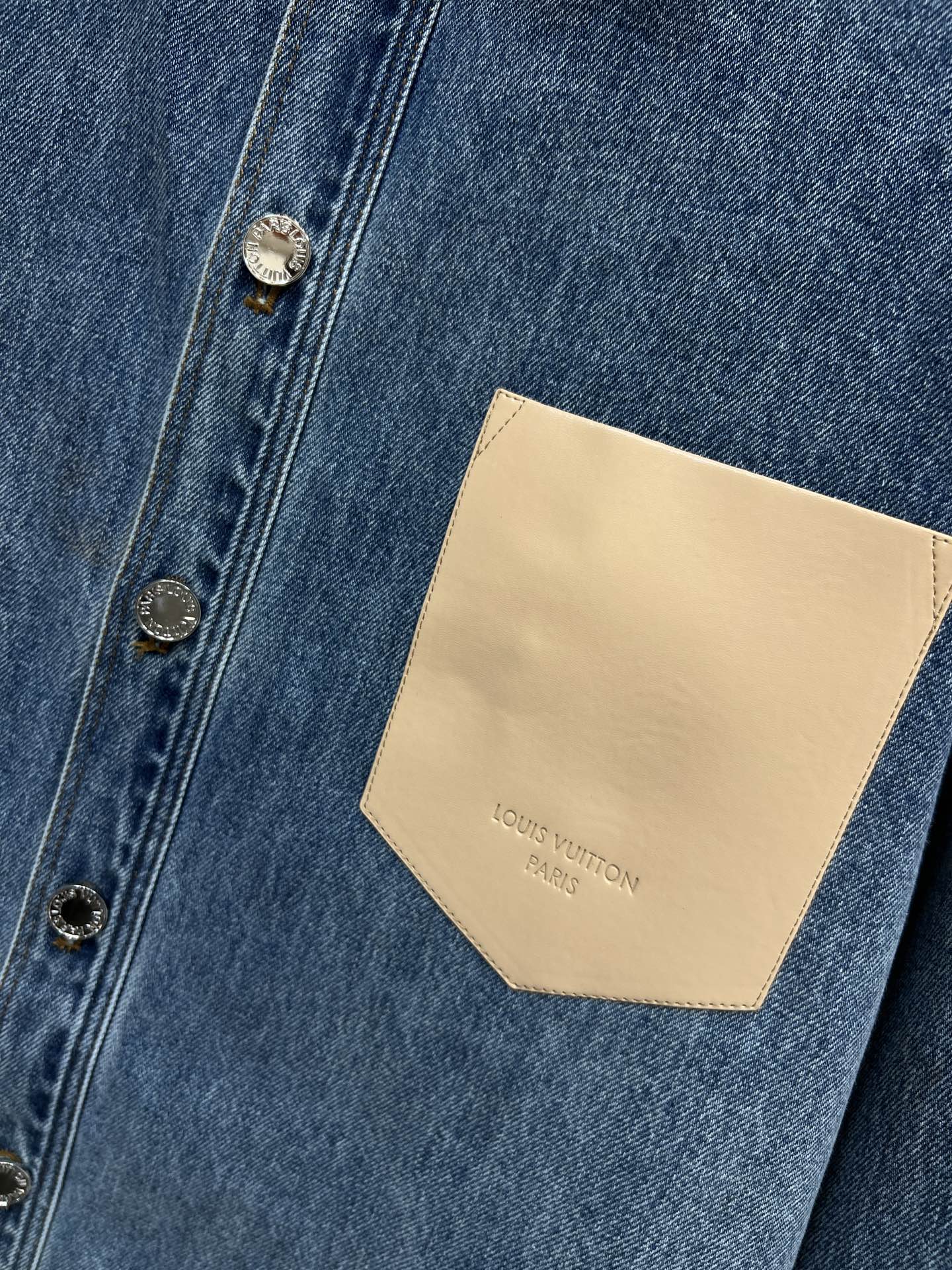 L家 26春夏新款 镂空刺绣牛仔衬衫 经典蓝色水洗面料 柔软舒适 日常穿搭超友好！袖身镂空立体老花刺绣 