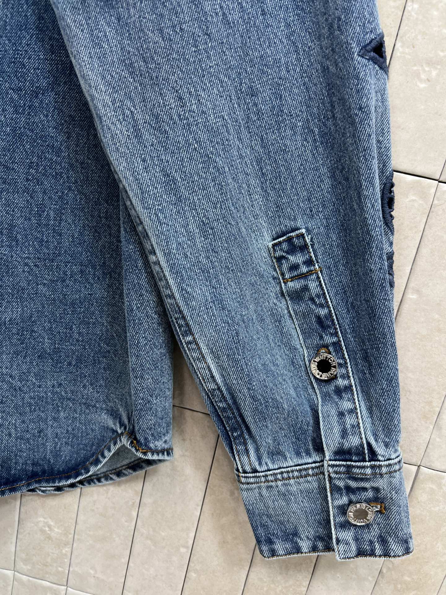 L家 26春夏新款 镂空刺绣牛仔衬衫 经典蓝色水洗面料 柔软舒适 日常穿搭超友好！袖身镂空立体老花刺绣 