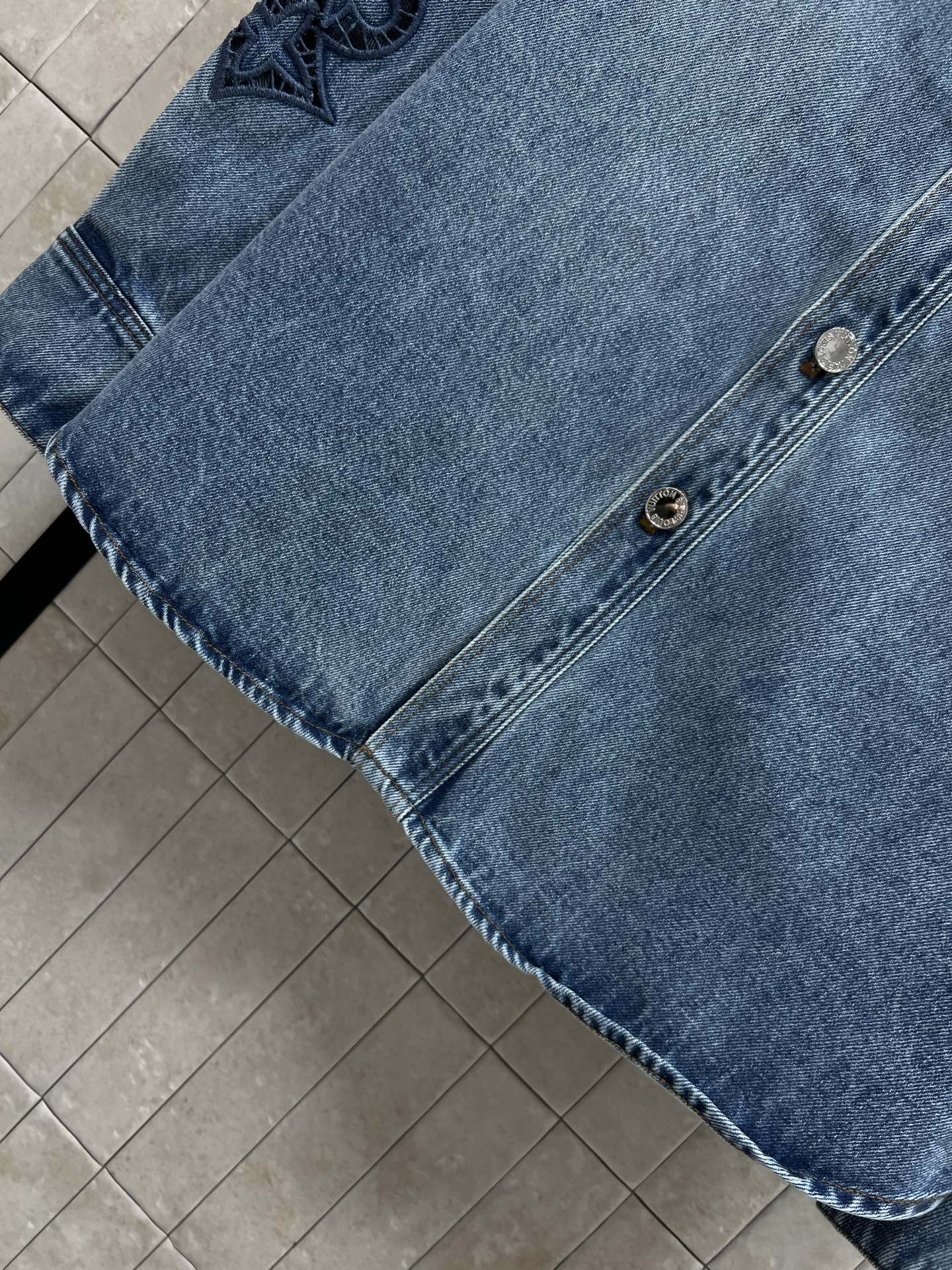 L家 26春夏新款 镂空刺绣牛仔衬衫 经典蓝色水洗面料 柔软舒适 日常穿搭超友好！袖身镂空立体老花刺绣 