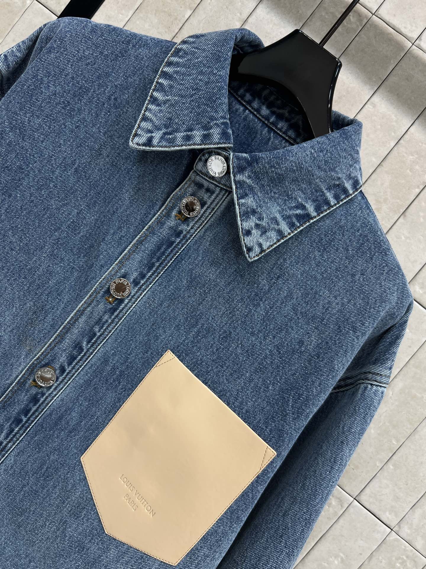 L家 26春夏新款 镂空刺绣牛仔衬衫 经典蓝色水洗面料 柔软舒适 日常穿搭超友好！袖身镂空立体老花刺绣 