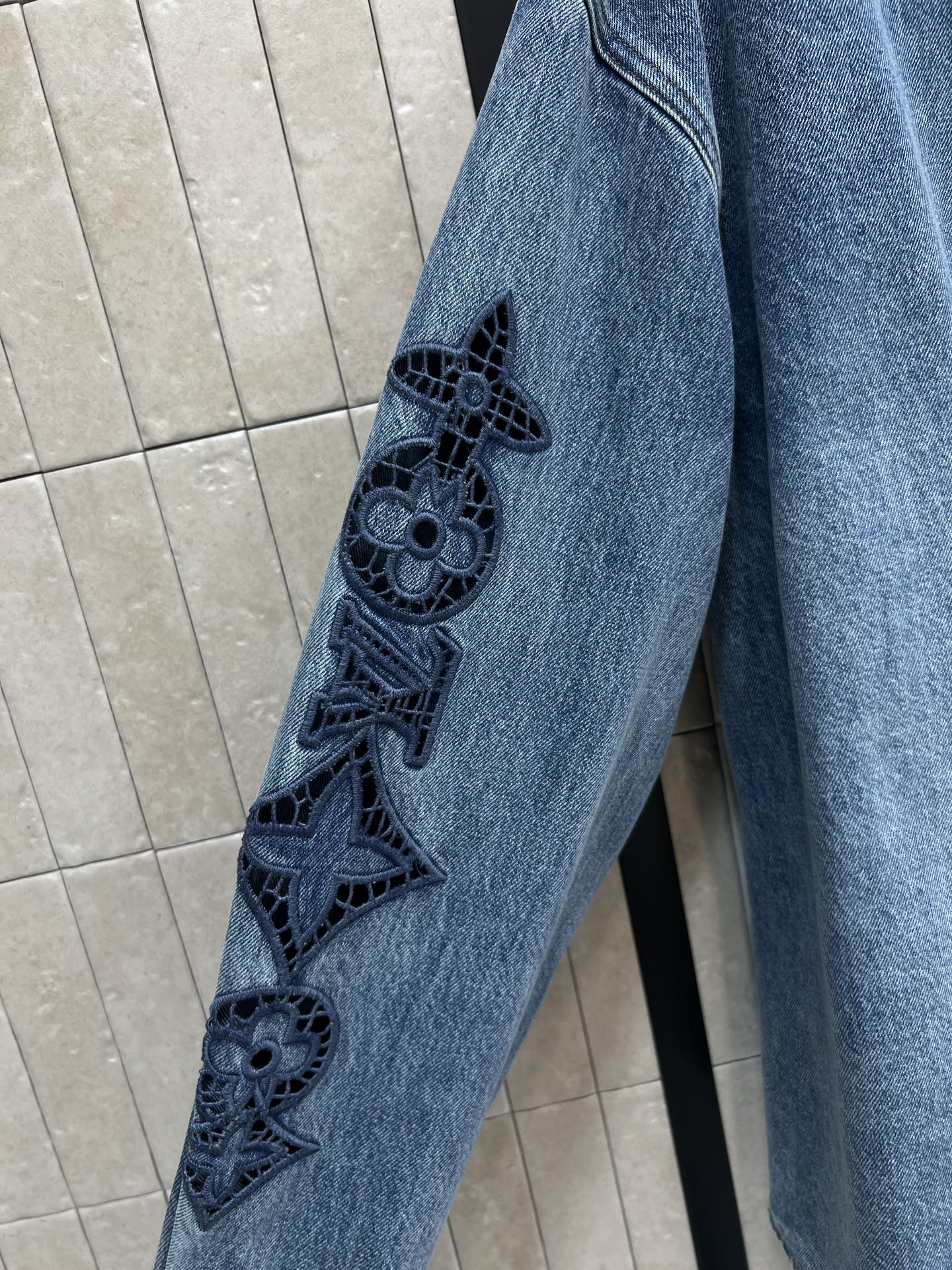 L家 26春夏新款 镂空刺绣牛仔衬衫 经典蓝色水洗面料 柔软舒适 日常穿搭超友好！袖身镂空立体老花刺绣 