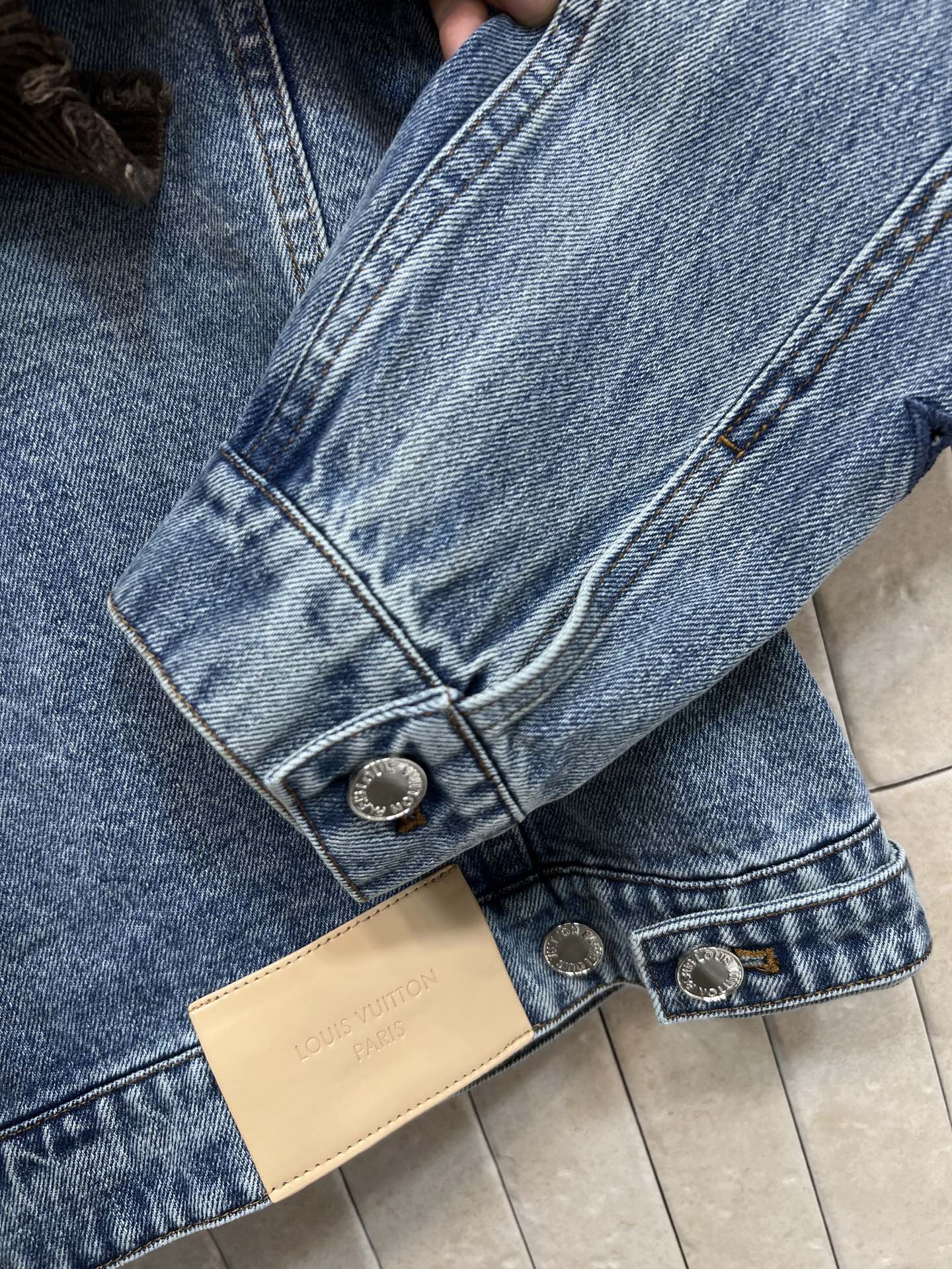 L家 26春夏新款 镂空刺绣短款牛仔外套 经典翻领+对称口袋设计 复古水洗蓝色超有氛围感！袖子立体镂空刺