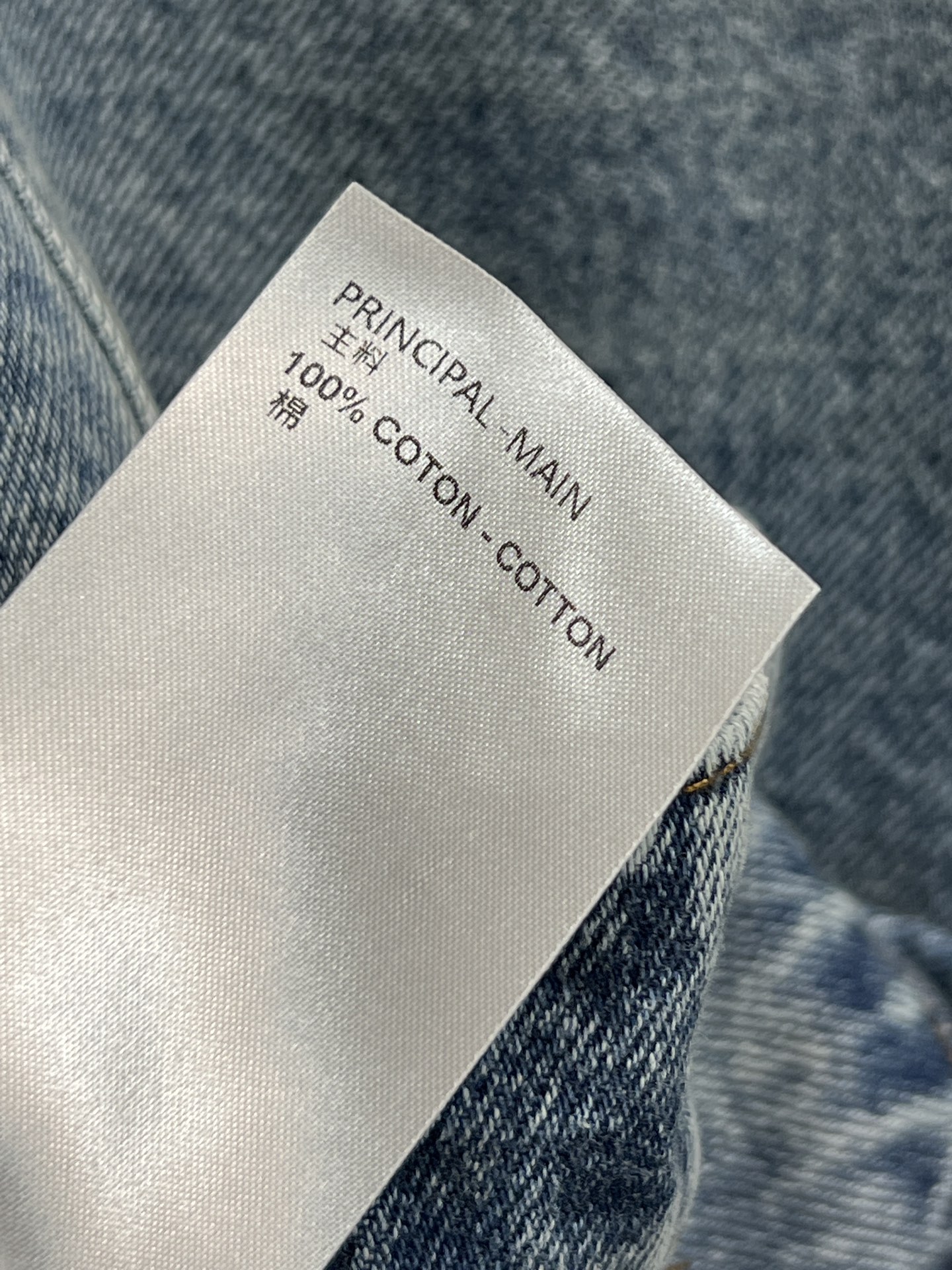 L家 26春夏新款 镂空刺绣短款牛仔外套 经典翻领+对称口袋设计 复古水洗蓝色超有氛围感！袖子立体镂空刺