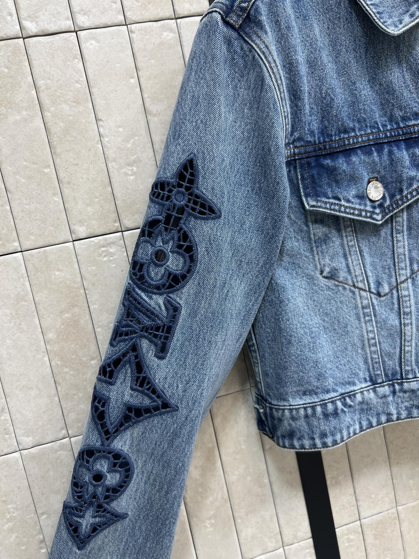 L家 26春夏新款 镂空刺绣短款牛仔外套 经典翻领+对称口袋设计 复古水洗蓝色超有氛围感！袖子立体镂空刺