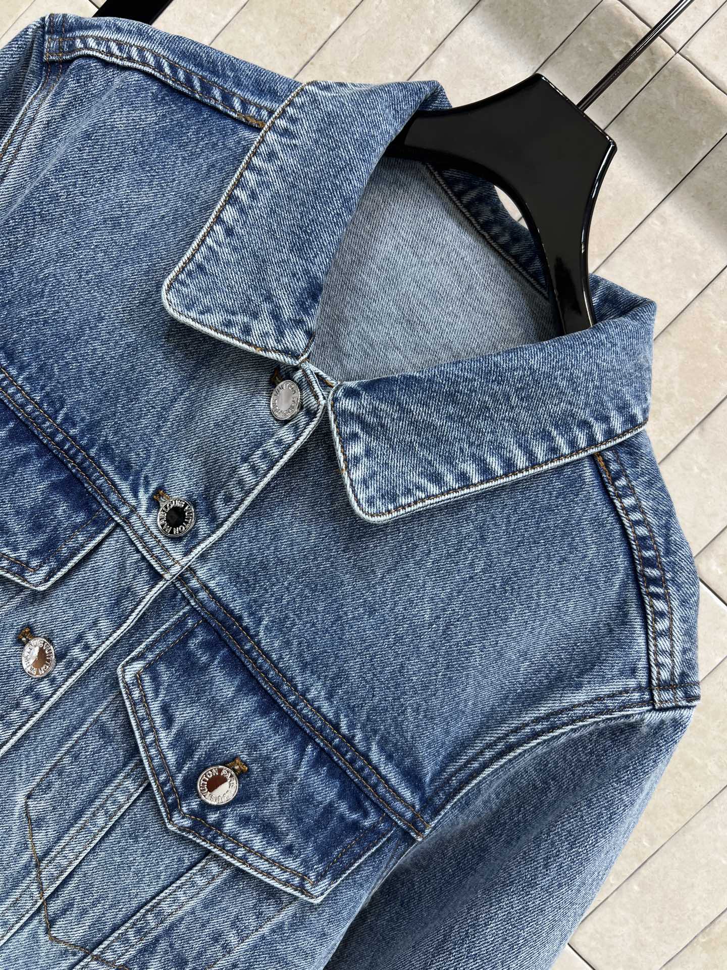 L家 26春夏新款 镂空刺绣短款牛仔外套 经典翻领+对称口袋设计 复古水洗蓝色超有氛围感！袖子立体镂空刺