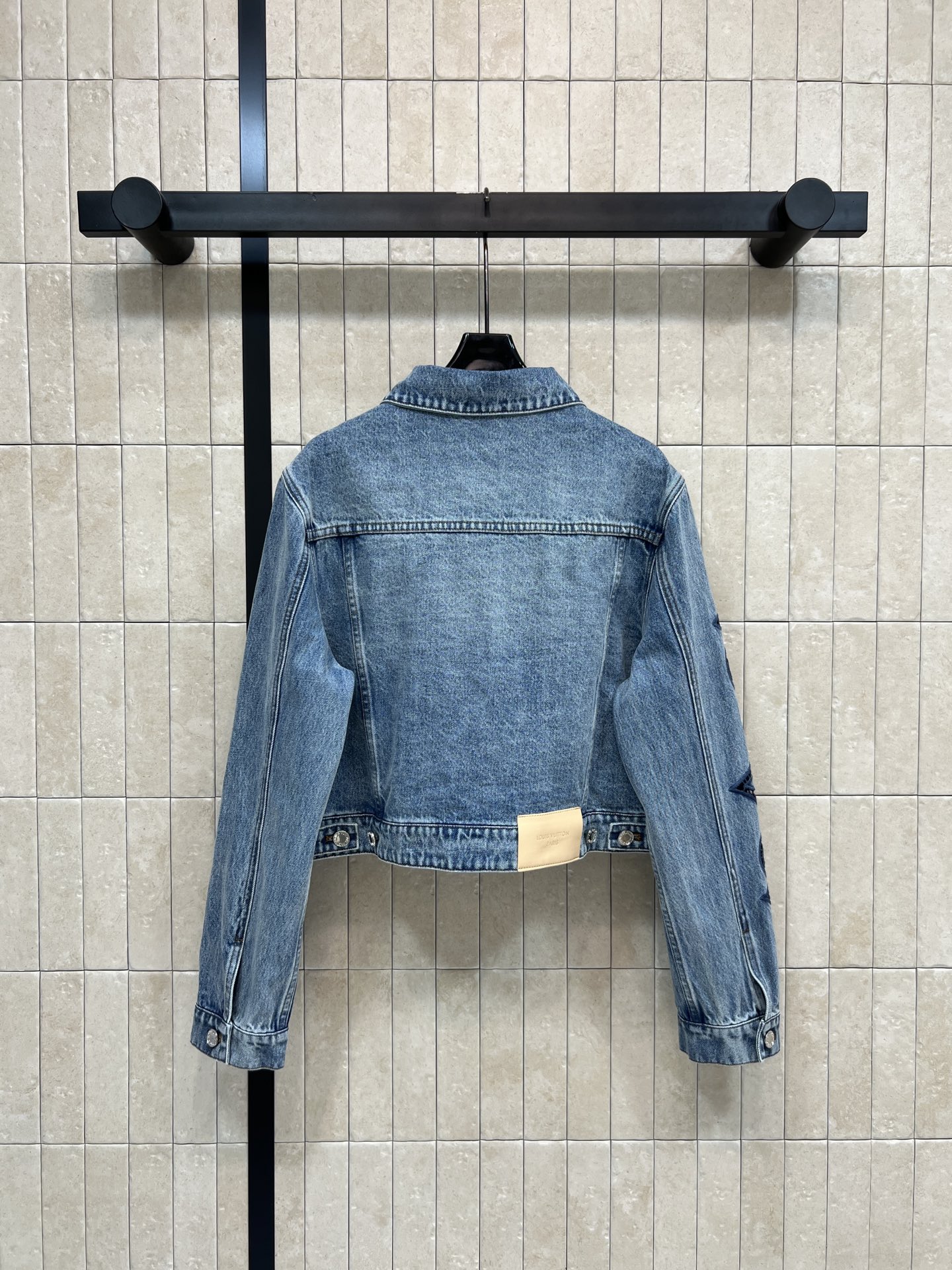 L家 26春夏新款 镂空刺绣短款牛仔外套 经典翻领+对称口袋设计 复古水洗蓝色超有氛围感！袖子立体镂空刺