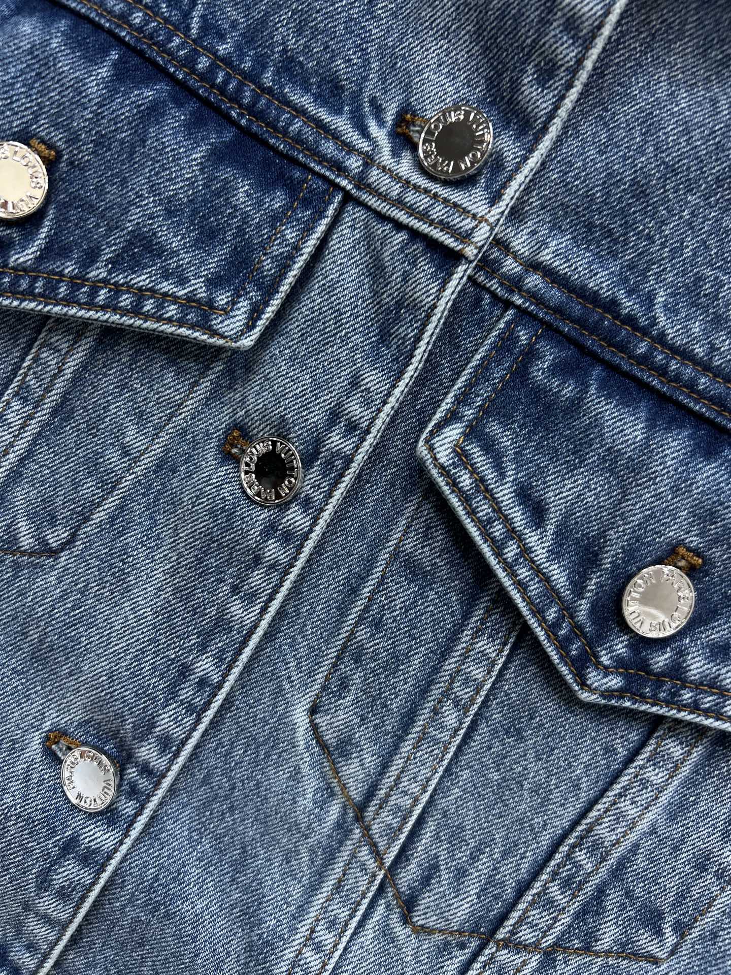 L家 26春夏新款 镂空刺绣短款牛仔外套 经典翻领+对称口袋设计 复古水洗蓝色超有氛围感！袖子立体镂空刺