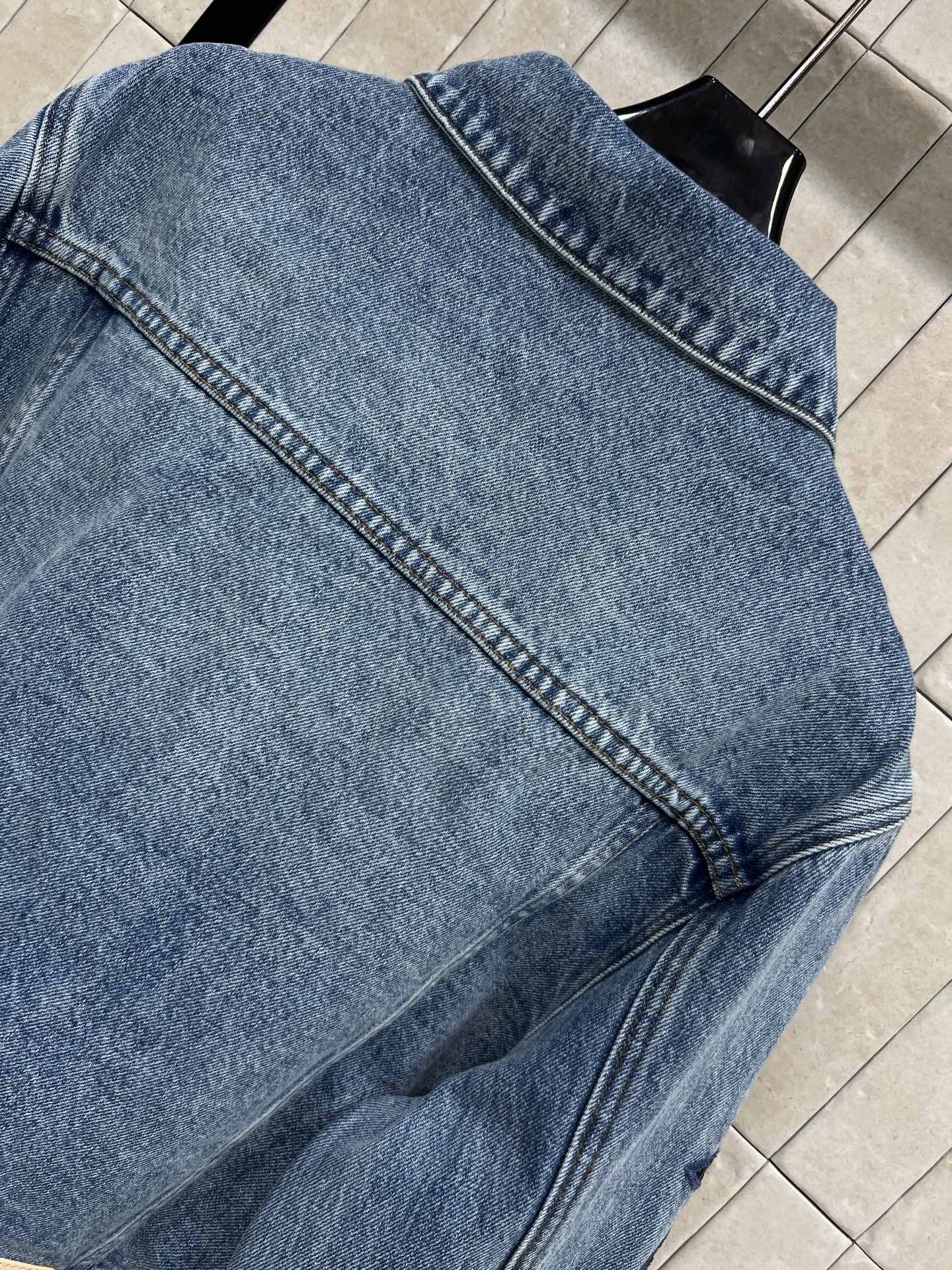 L家 26春夏新款 镂空刺绣短款牛仔外套 经典翻领+对称口袋设计 复古水洗蓝色超有氛围感！袖子立体镂空刺