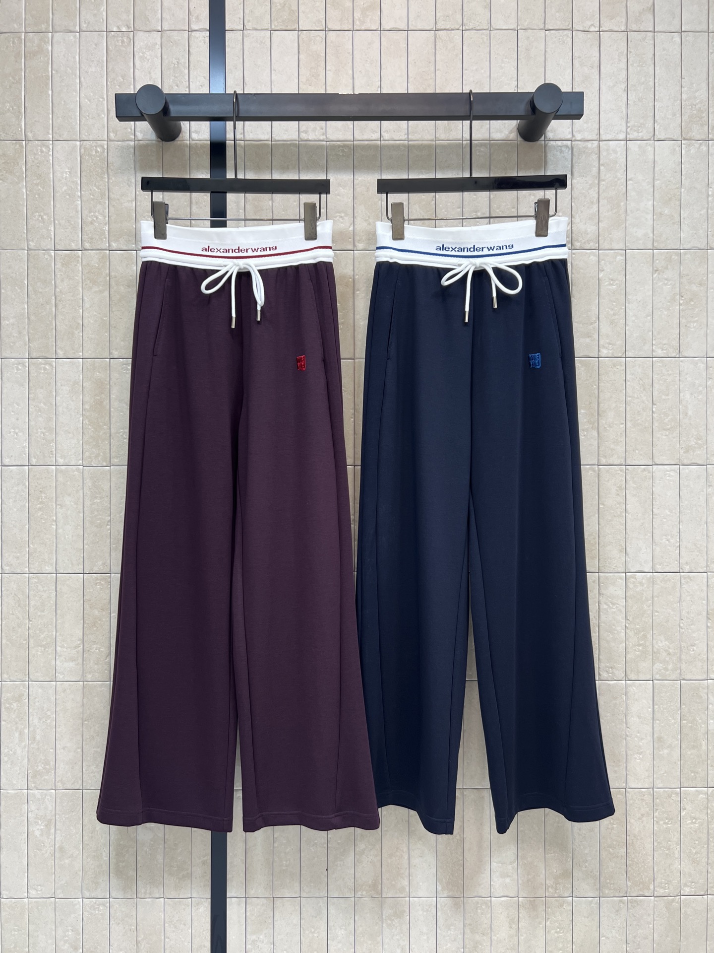 NO:751568,AW Home 26 Spring and Summer New Style Korean loose casual sweatpants are suitable for daily wear or light sports scenes. High-waisted drawstring design. White stripe + letter decoration on the waist. Simple and detailed. Straight wide-leg version. Good drape. Slimming and modifying the leg shape. Easily create a lazy style or Korean style. The fabric is breathable. Very suitable for spring and autumn. It goes well with sports shoes or casual shoes. You can easily control two colors and three sizes for commuting, outdoor and home.  Size/S-M-L,,sneakers,19860909AW家 26春夏新款 韩系宽松休闲卫裤适合日常穿搭或轻运动场景 高腰抽绳设计 腰部白色条纹+字母装饰 简约又有细节感计 直筒阔腿版型 垂坠感好 显瘦又修饰腿型 轻松打造慵懒风或韩系穿搭 面料透气 春秋季节穿着超合适 搭配运动鞋或休闲鞋都很OK 通勤、户外、居家都能轻松驾驭两色三码 Size/S-M-L,,sneakers,,Women's clothing