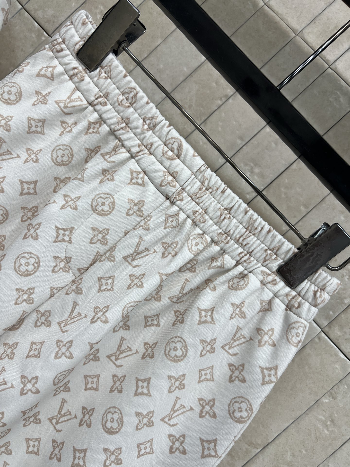 L家 26春夏新款 老花印花休闲运动套装 圆领短袖+高腰短裤 经典Monogram提花设计简约又奢华质感