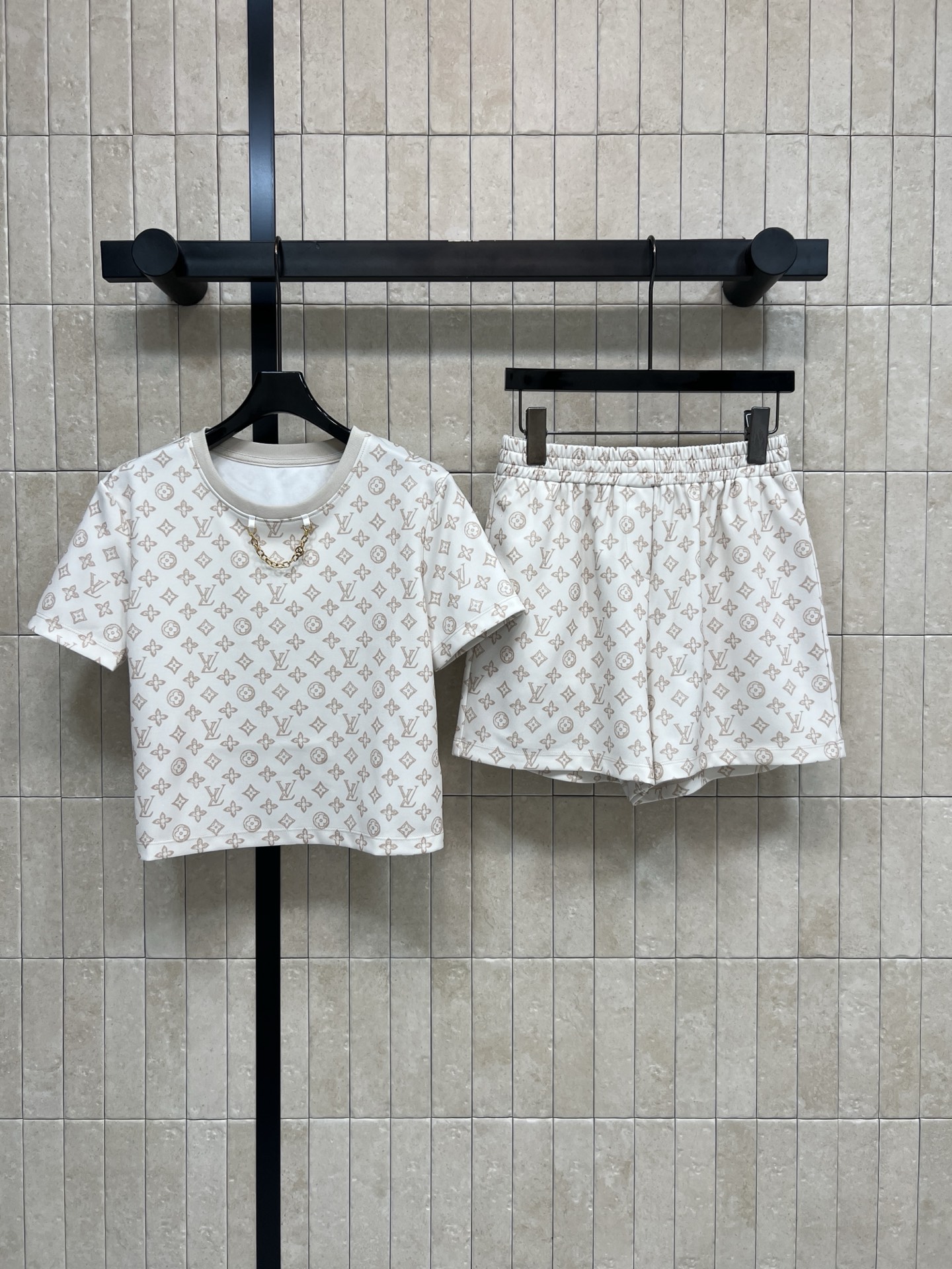 NO:751563,L's 26 spring and summer new style Presbyopic print casual sports suit, round neck short sleeves + high waist shorts, classic Monogram jacquard design, simple yet luxurious and delicate texture, comfortable and slim fit, versatile for daily or vacation, easy to match with accessories or jackets, easy to get a high-end look, two colors and three sizes Size/S-M-L,, louis vuitton, shorts, jackets & coats, T-shirt,19860909L家 26春夏新款 老花印花休闲运动套装 圆领短袖+高腰短裤 经典Monogram提花设计简约又奢华质感细腻 穿着舒适修身版型 日常或度假都很百搭 轻松搭配饰品或外套 轻松get高级感穿搭两色三码 Size/S-M-L,,louis vuitton,shorts,jackets & coats,T-shirt,,Women's clothing